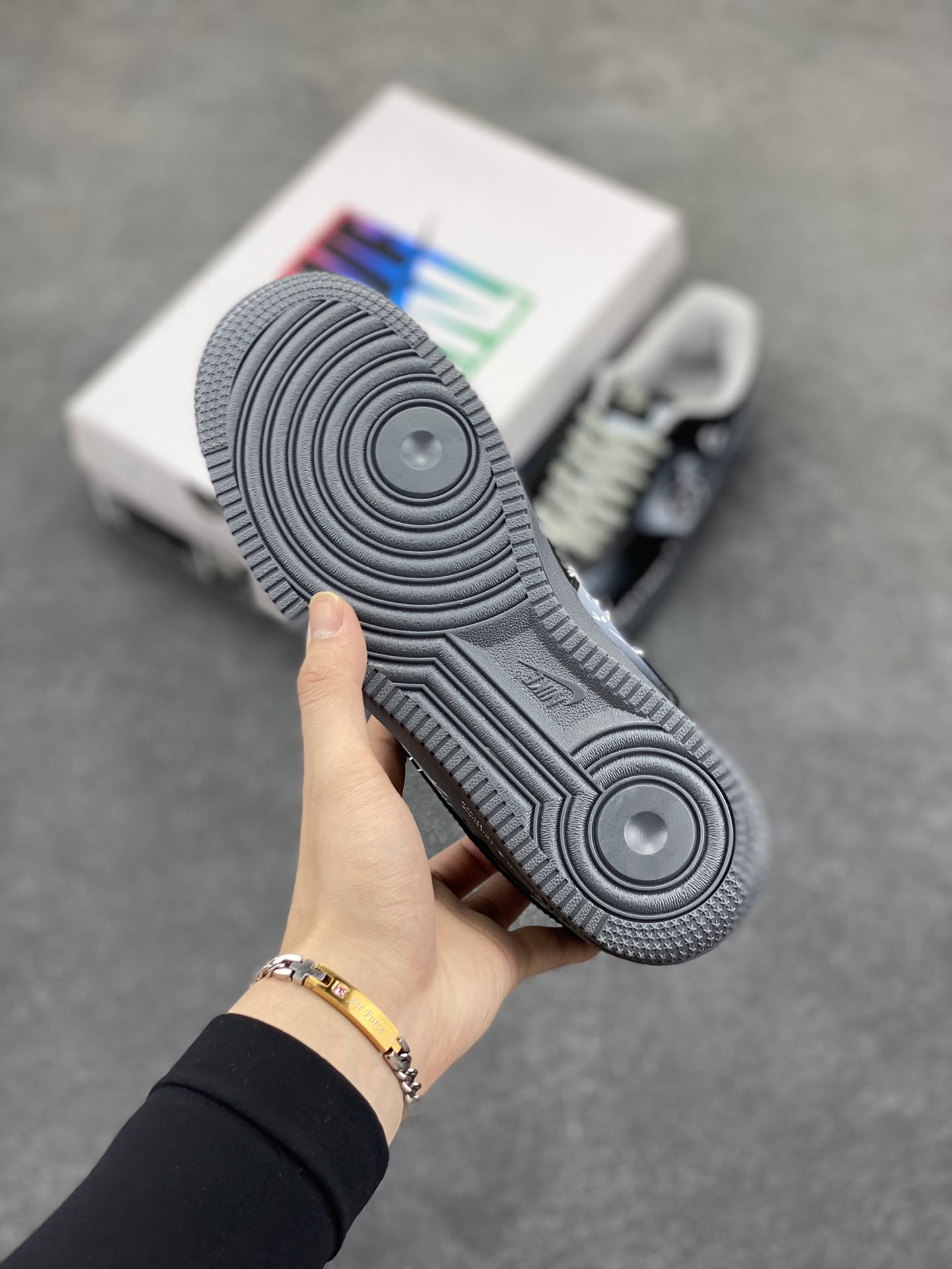 图片[5]-Nike Air Force 1\’07 Low \”Gradient Skeleton\” 渐变骷髅 空军一号低帮休闲板鞋  #渐变骷髅像是一种无声的隐喻。它让我们直面死亡的必然，又暗示着生命的延续与新生。就像四季更迭，寒冬过后是暖春；如同昼夜交替，黑夜尽头迎黎明。或许，这是大自然给予的独特启示：死亡不是终点，而是一场生命的蜕变 货号：YD2425-110  尺码：36 36.5 37.5 38 38.5 39 40 40.5 41 42 42.5 43 44 44.5 45-选品中心