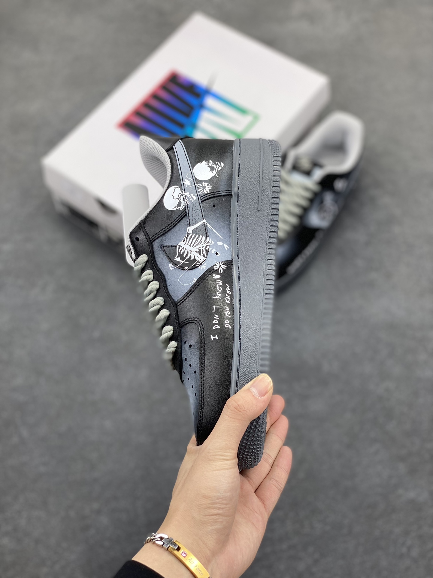 图片[3]-Nike Air Force 1\’07 Low \”Gradient Skeleton\” 渐变骷髅 空军一号低帮休闲板鞋  #渐变骷髅像是一种无声的隐喻。它让我们直面死亡的必然，又暗示着生命的延续与新生。就像四季更迭，寒冬过后是暖春；如同昼夜交替，黑夜尽头迎黎明。或许，这是大自然给予的独特启示：死亡不是终点，而是一场生命的蜕变 货号：YD2425-110  尺码：36 36.5 37.5 38 38.5 39 40 40.5 41 42 42.5 43 44 44.5 45-选品中心