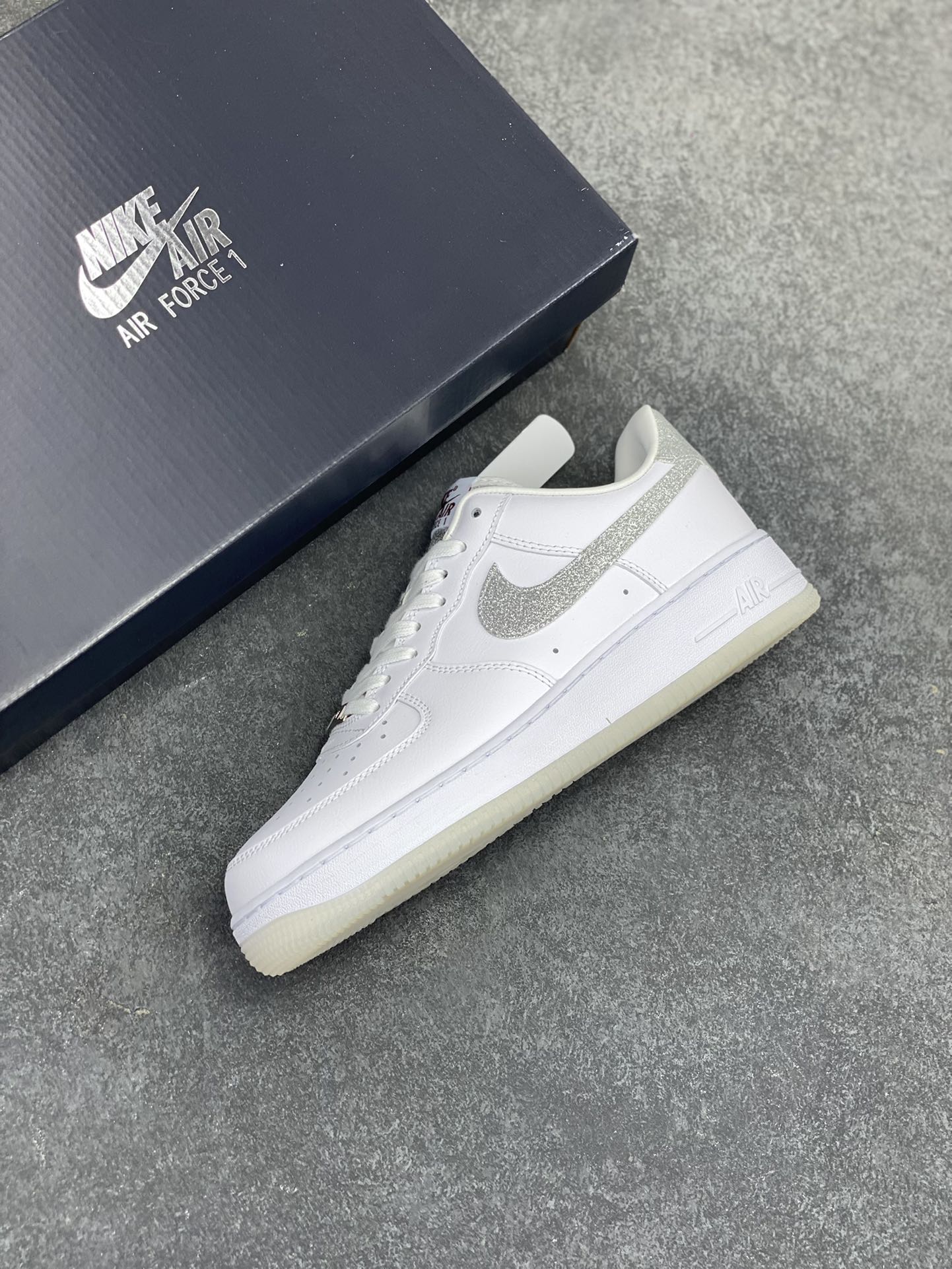 图片[7]-Nike Air Force 1 Low 07 白银闪钩 原楦头原纸板 打造纯正低帮空军版型 专注外贸渠道 全掌内置蜂窝气垫 原盒配件 原厂中底钢印、拉帮完美 货号：HQ3461-191 尺码：36 36.5 37.5 38 38.5 39 40 40.5 41 42 42.5 43 44 44.5 45-选品中心
