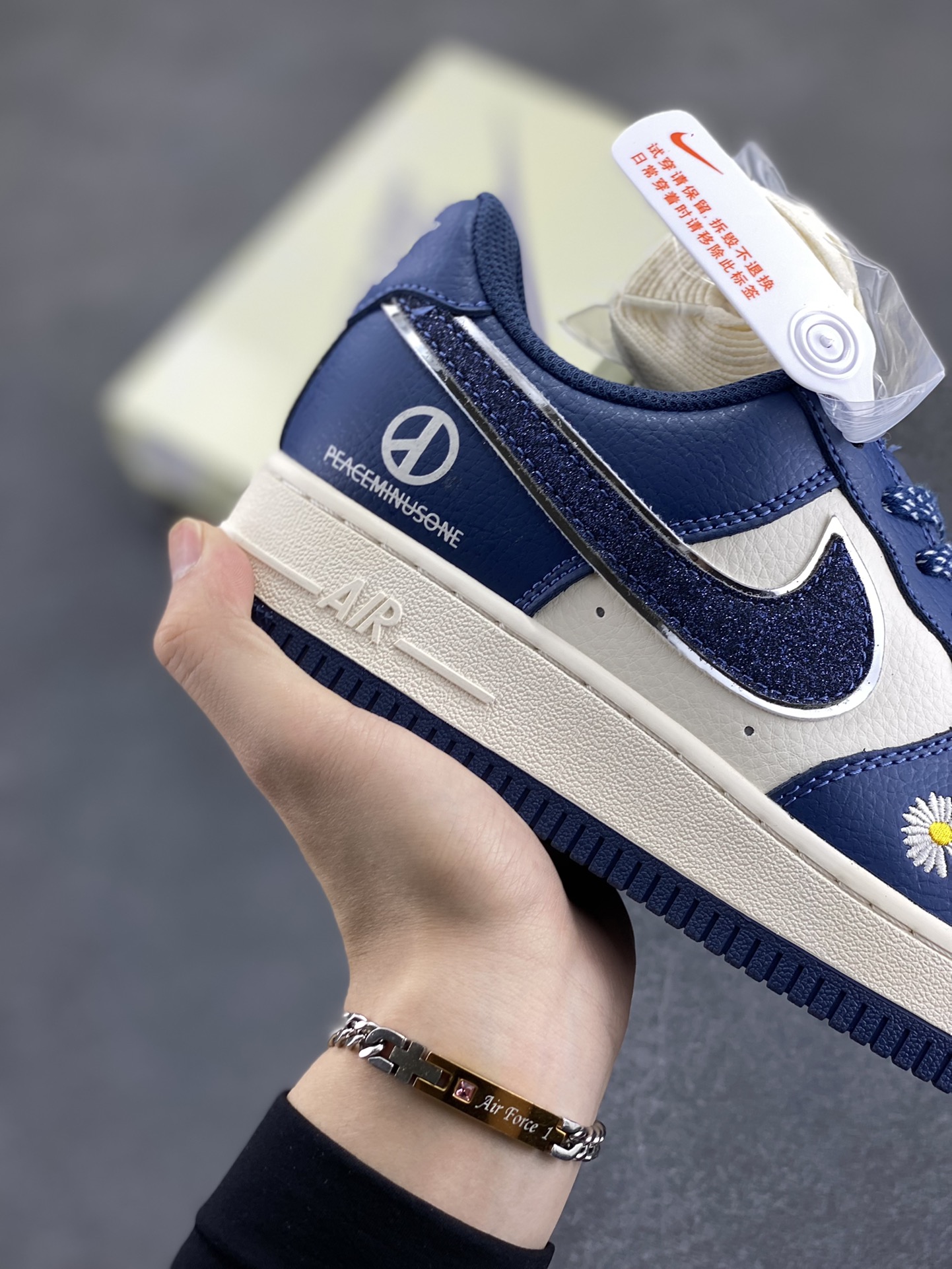 图片[6]-NIke Air Force 1 \’07 Low “权志龙联名”空军一号 低帮 运动鞋 休闲鞋 折边针车 工艺难度大 原楦头原纸板 原装鞋盒 定制五金配件 内置全掌气垫 原厂鞋底 货号：QY6818-620 尺码：36 36.5 37.5 38 38.5 39 40 40.5 41 42 42.5 43 44 44.5 45-选品中心