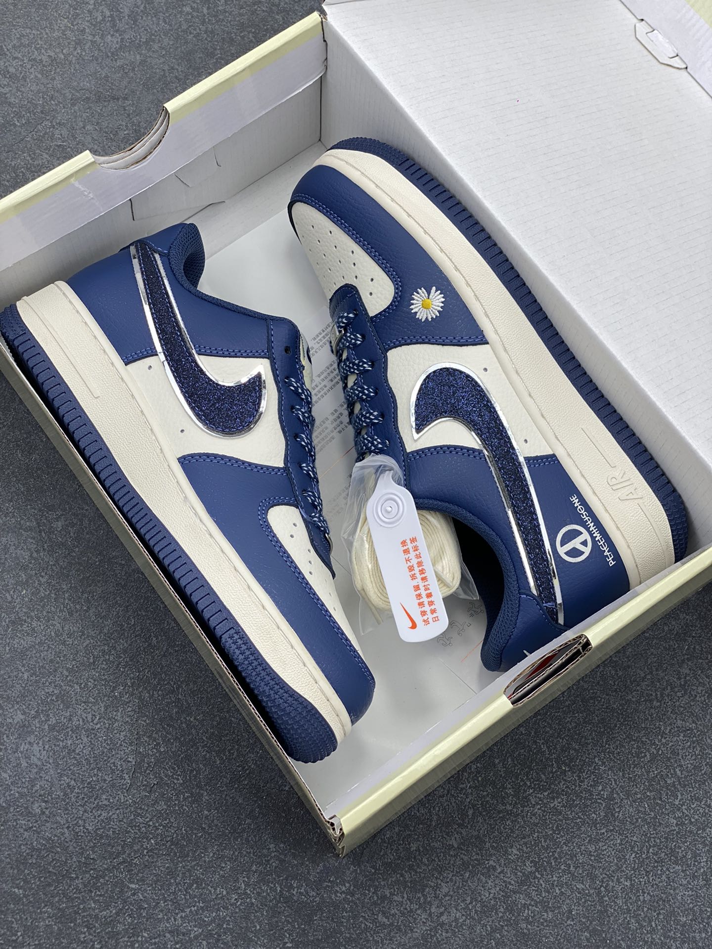 图片[9]-NIke Air Force 1 \’07 Low “权志龙联名”空军一号 低帮 运动鞋 休闲鞋 折边针车 工艺难度大 原楦头原纸板 原装鞋盒 定制五金配件 内置全掌气垫 原厂鞋底 货号：QY6818-620 尺码：36 36.5 37.5 38 38.5 39 40 40.5 41 42 42.5 43 44 44.5 45-选品中心