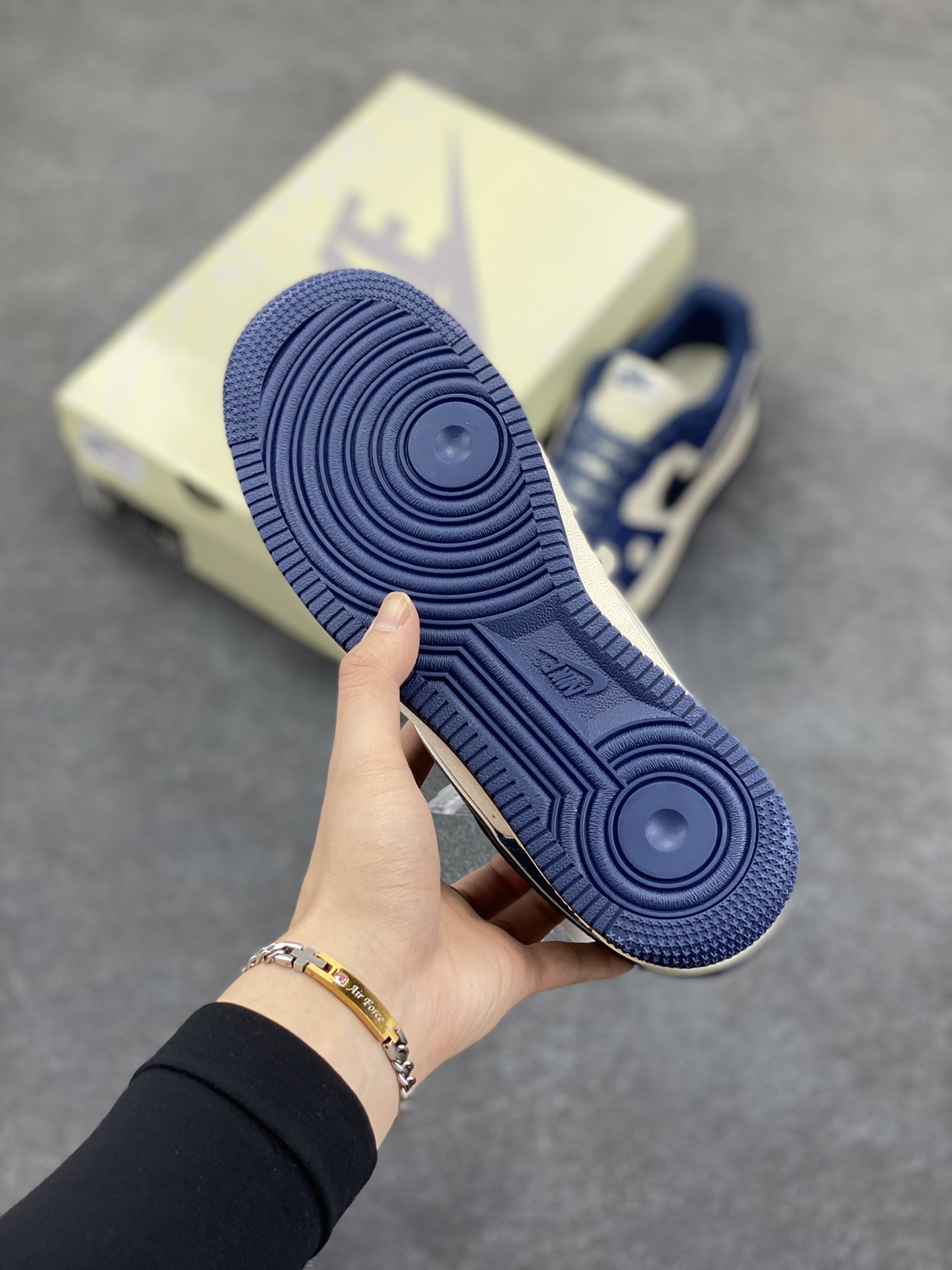 图片[5]-NIke Air Force 1 \’07 Low “权志龙联名”空军一号 低帮 运动鞋 休闲鞋 折边针车 工艺难度大 原楦头原纸板 原装鞋盒 定制五金配件 内置全掌气垫 原厂鞋底 货号：QY6818-620 尺码：36 36.5 37.5 38 38.5 39 40 40.5 41 42 42.5 43 44 44.5 45-选品中心