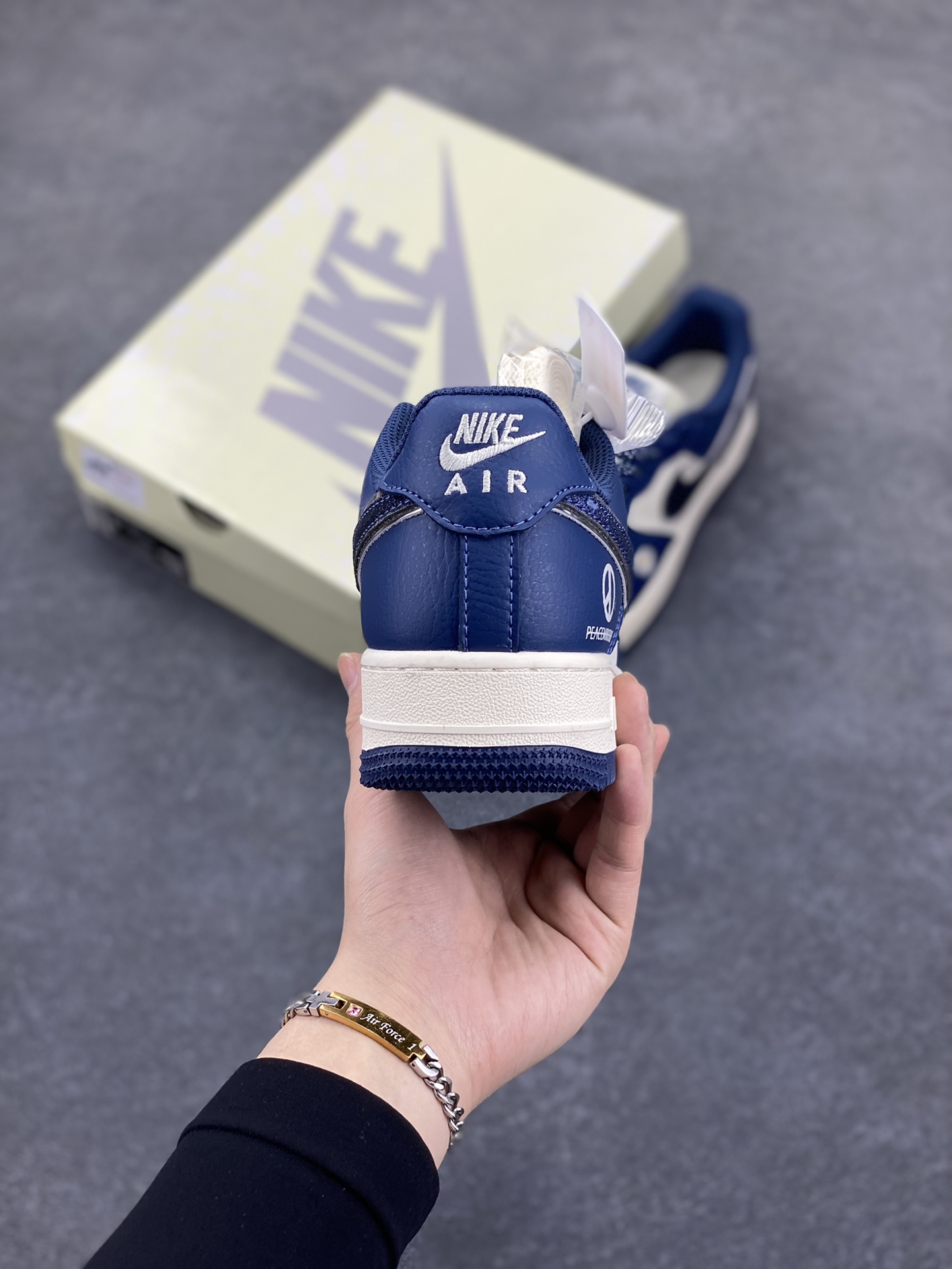 图片[4]-NIke Air Force 1 \’07 Low “权志龙联名”空军一号 低帮 运动鞋 休闲鞋 折边针车 工艺难度大 原楦头原纸板 原装鞋盒 定制五金配件 内置全掌气垫 原厂鞋底 货号：QY6818-620 尺码：36 36.5 37.5 38 38.5 39 40 40.5 41 42 42.5 43 44 44.5 45-选品中心