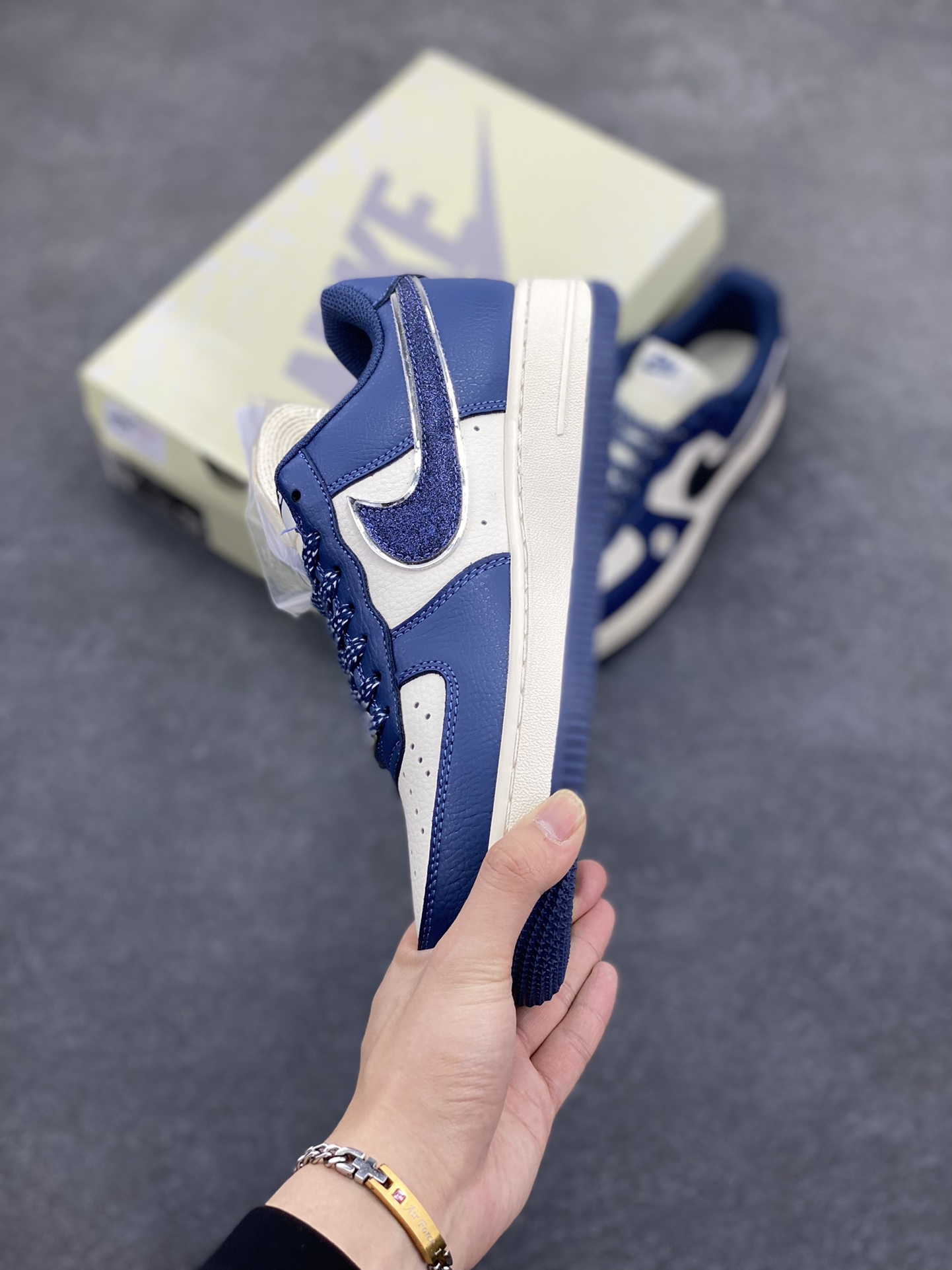 图片[3]-NIke Air Force 1 \’07 Low “权志龙联名”空军一号 低帮 运动鞋 休闲鞋 折边针车 工艺难度大 原楦头原纸板 原装鞋盒 定制五金配件 内置全掌气垫 原厂鞋底 货号：QY6818-620 尺码：36 36.5 37.5 38 38.5 39 40 40.5 41 42 42.5 43 44 44.5 45-选品中心