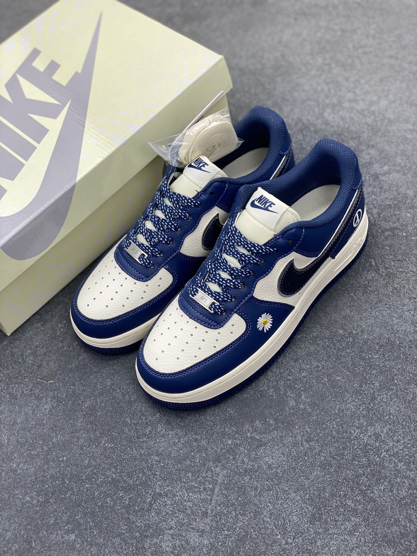 图片[8]-NIke Air Force 1 \’07 Low “权志龙联名”空军一号 低帮 运动鞋 休闲鞋 折边针车 工艺难度大 原楦头原纸板 原装鞋盒 定制五金配件 内置全掌气垫 原厂鞋底 货号：QY6818-620 尺码：36 36.5 37.5 38 38.5 39 40 40.5 41 42 42.5 43 44 44.5 45-选品中心