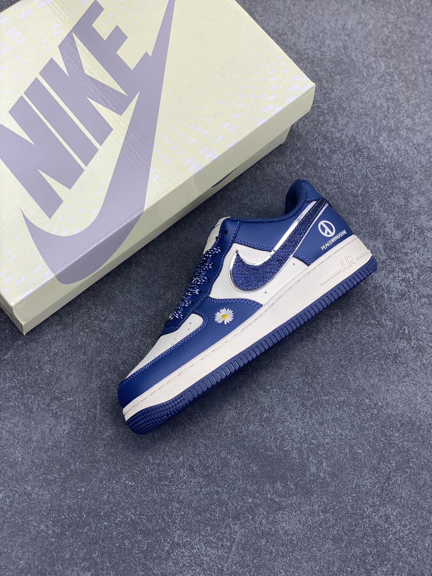 图片[7]-NIke Air Force 1 \’07 Low “权志龙联名”空军一号 低帮 运动鞋 休闲鞋 折边针车 工艺难度大 原楦头原纸板 原装鞋盒 定制五金配件 内置全掌气垫 原厂鞋底 货号：QY6818-620 尺码：36 36.5 37.5 38 38.5 39 40 40.5 41 42 42.5 43 44 44.5 45-选品中心