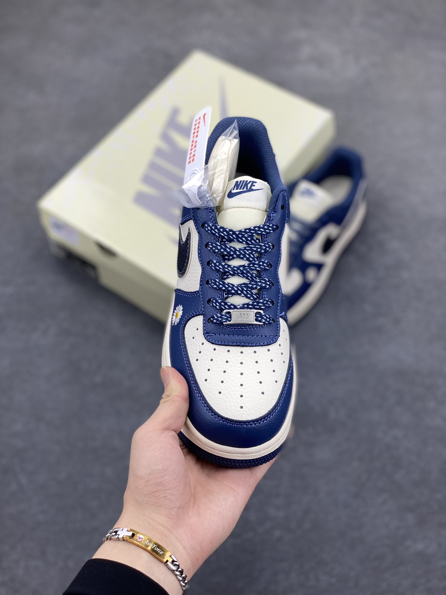 图片[2]-NIke Air Force 1 \’07 Low “权志龙联名”空军一号 低帮 运动鞋 休闲鞋 折边针车 工艺难度大 原楦头原纸板 原装鞋盒 定制五金配件 内置全掌气垫 原厂鞋底 货号：QY6818-620 尺码：36 36.5 37.5 38 38.5 39 40 40.5 41 42 42.5 43 44 44.5 45-选品中心