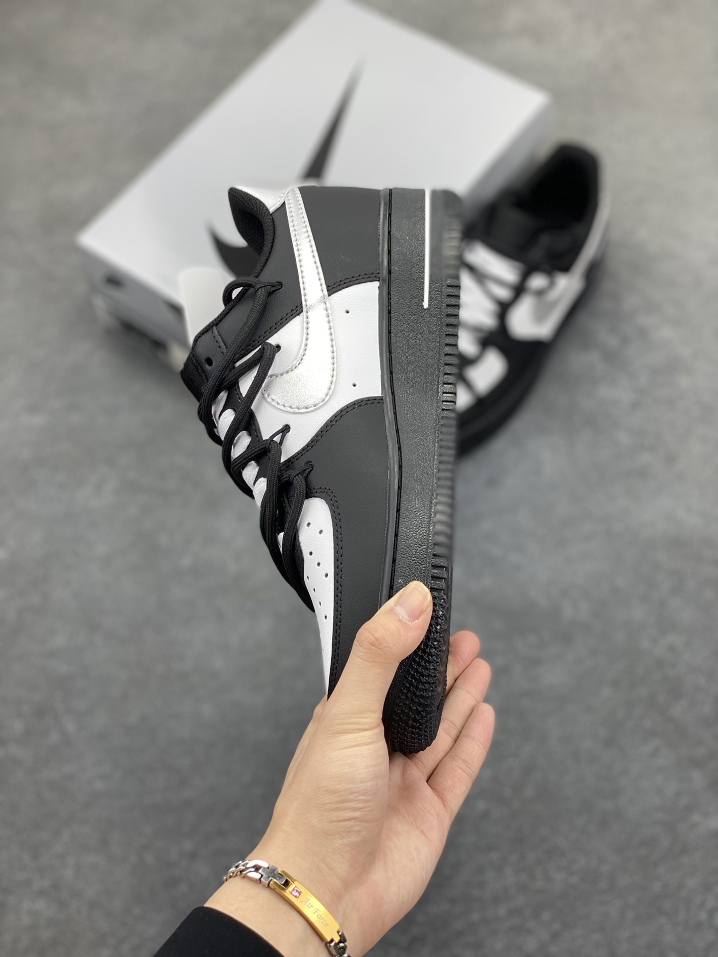 图片[3]-Nike Air Force 1 Low’07 银翼熊猫 空军一号绑带低帮休闲板鞋 定制皮料 定制鞋盒 配件齐全 原楦原纸板 纯正空军版型 内置全掌气垫 货号：ZH0316-064 尺码：36 36.5 37.5 38 38.5 39 40 40.5 41 42 42.5 43 44 44.5 45-选品中心