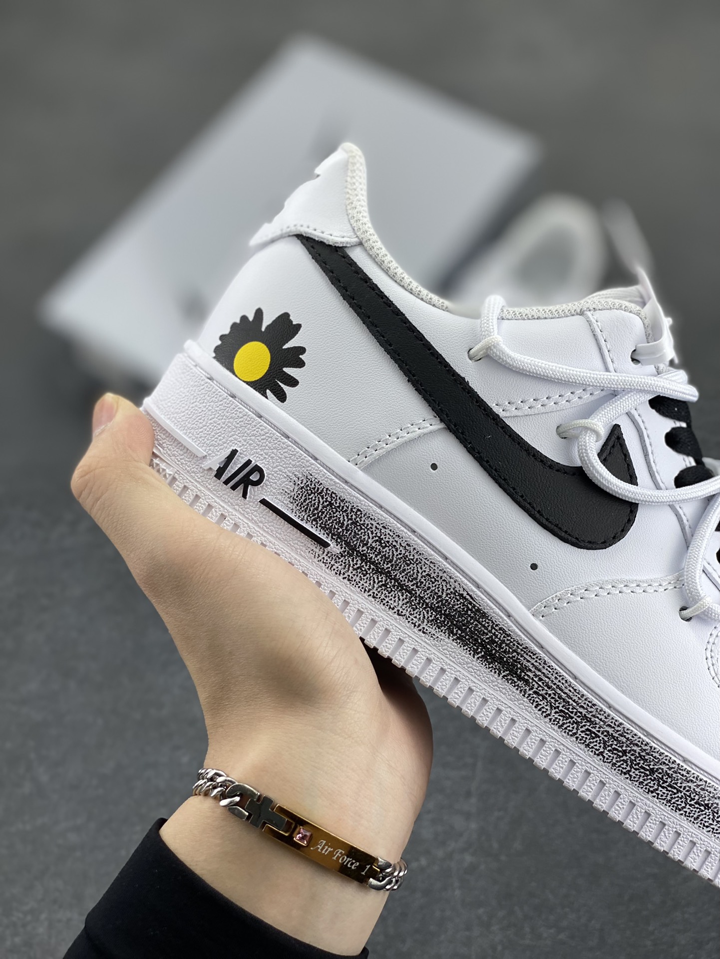 图片[6]-Nike Air Force 1\’07 Low 小雏菊 涂鸦手绘 空军一号定制低帮休闲板鞋 #定制皮料 原厂3D打印 定制鞋盒 原楦原纸板 纯正空军版型 内置全掌气垫 货号：CK0316-060 尺码：36 36.5 37.5 38 38.5 39 40 40.5 41 42 42.5 43 44 44.5 45-选品中心