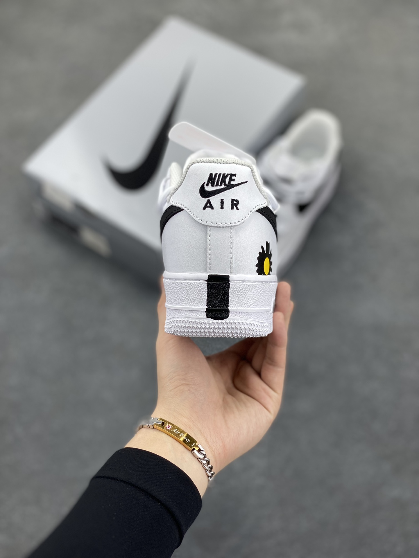 图片[4]-Nike Air Force 1\’07 Low 小雏菊 涂鸦手绘 空军一号定制低帮休闲板鞋 #定制皮料 原厂3D打印 定制鞋盒 原楦原纸板 纯正空军版型 内置全掌气垫 货号：CK0316-060 尺码：36 36.5 37.5 38 38.5 39 40 40.5 41 42 42.5 43 44 44.5 45-选品中心