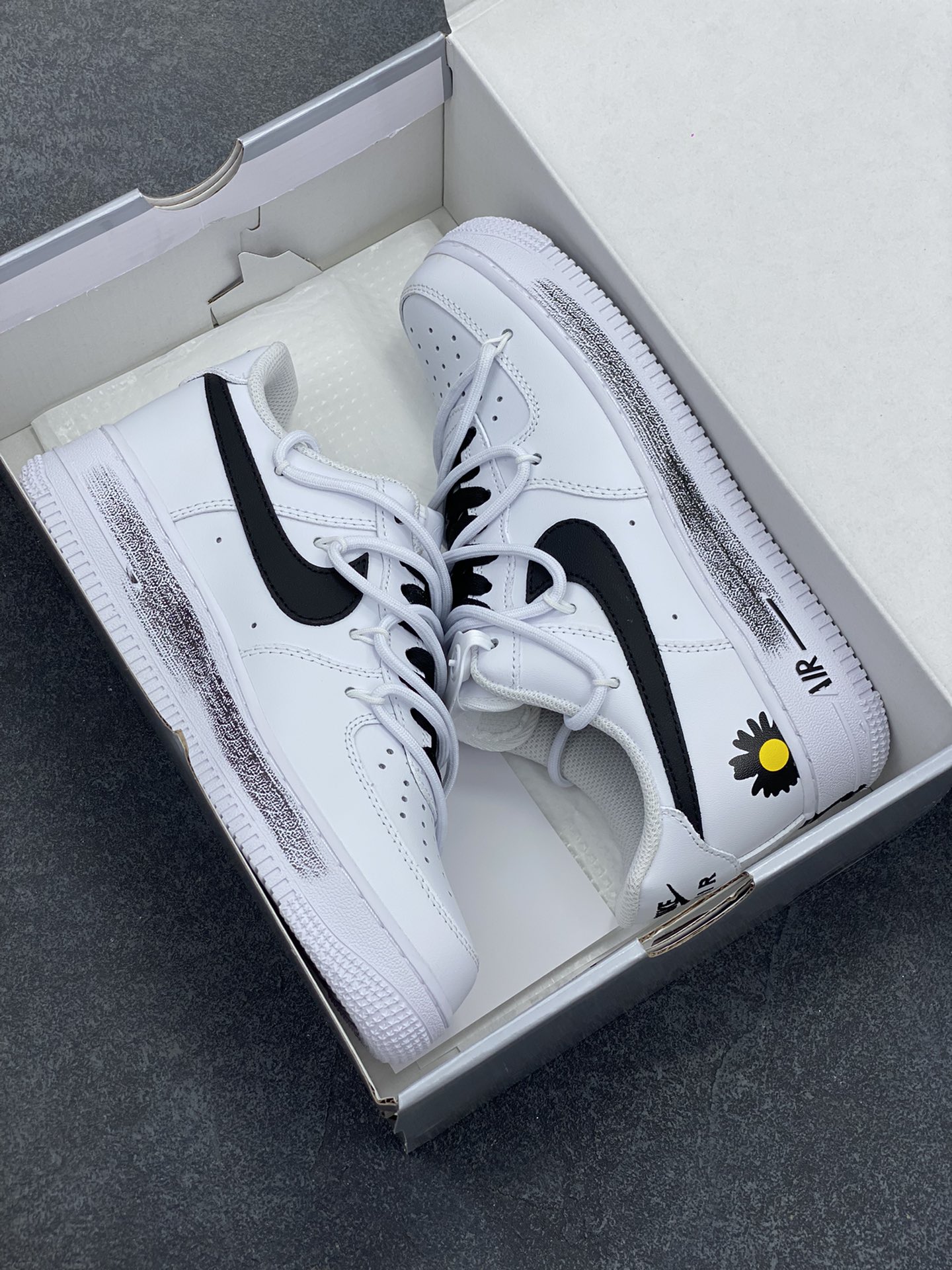 图片[9]-Nike Air Force 1\’07 Low 小雏菊 涂鸦手绘 空军一号定制低帮休闲板鞋 #定制皮料 原厂3D打印 定制鞋盒 原楦原纸板 纯正空军版型 内置全掌气垫 货号：CK0316-060 尺码：36 36.5 37.5 38 38.5 39 40 40.5 41 42 42.5 43 44 44.5 45-选品中心