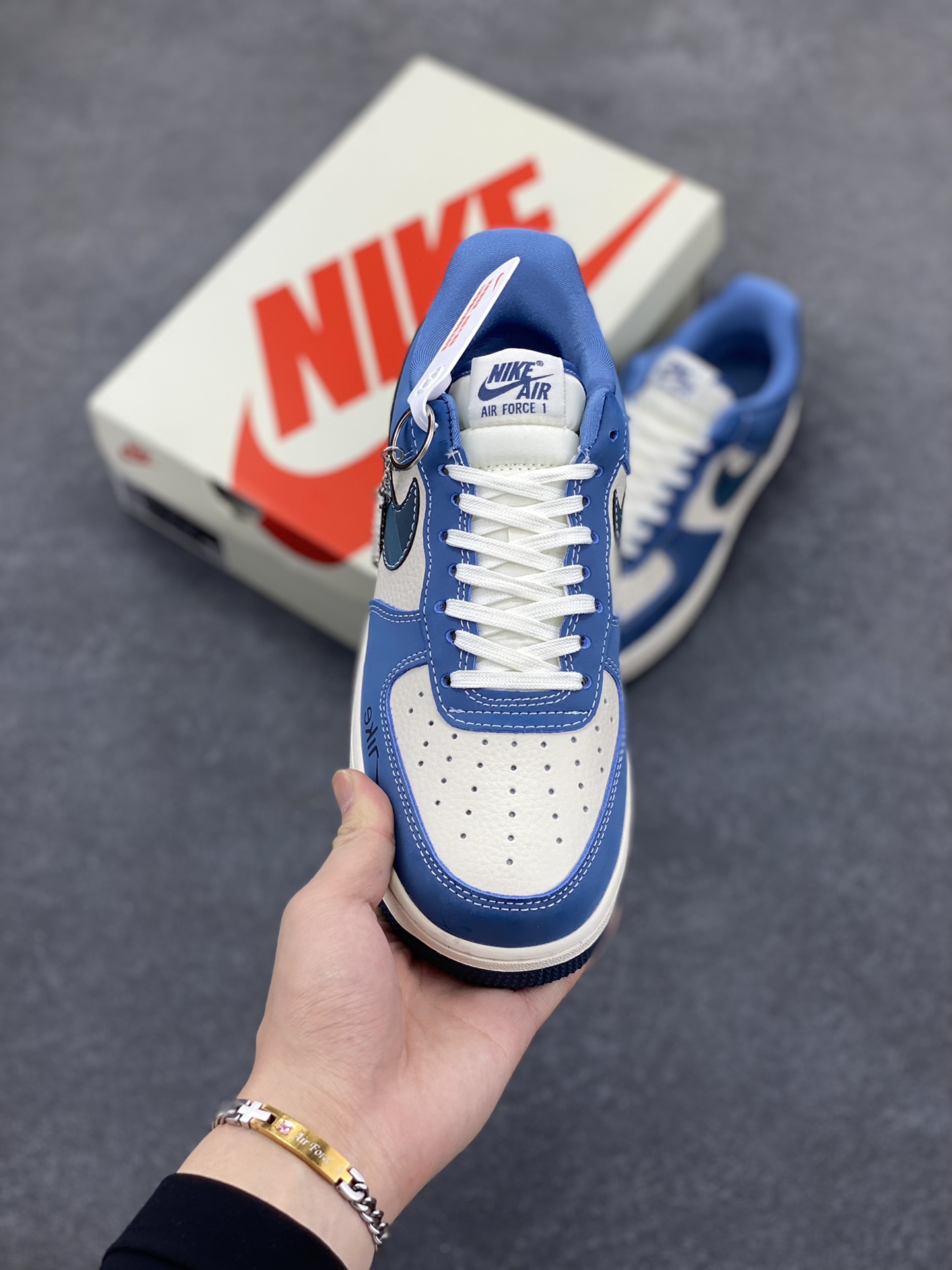 图片[2]-NIke Air Force 1 \’07 Low “NIKE联名——白蓝鬼脸”空军一号 低帮 运动鞋 休闲鞋 折边针车 工艺难度大 原楦头原纸板 原装鞋盒 定制五金配件 内置全掌气垫 原厂鞋底 货号：KK1988-068 尺码：36 36.5 37.5 38 38.5 39 40 40.5 41 42 42.5 43 44 44.5 45-选品中心