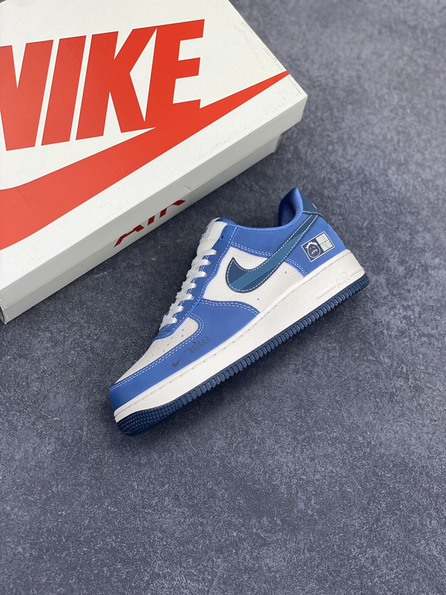 图片[7]-NIke Air Force 1 \’07 Low “NIKE联名——白蓝鬼脸”空军一号 低帮 运动鞋 休闲鞋 折边针车 工艺难度大 原楦头原纸板 原装鞋盒 定制五金配件 内置全掌气垫 原厂鞋底 货号：KK1988-068 尺码：36 36.5 37.5 38 38.5 39 40 40.5 41 42 42.5 43 44 44.5 45-选品中心