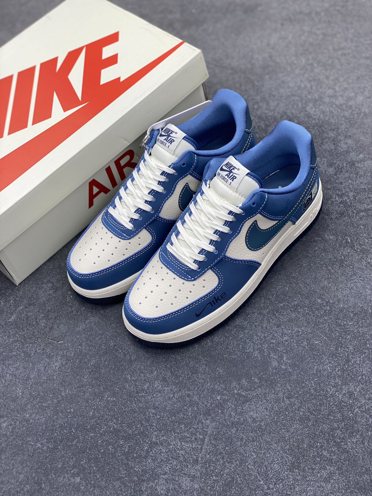 图片[8]-NIke Air Force 1 \’07 Low “NIKE联名——白蓝鬼脸”空军一号 低帮 运动鞋 休闲鞋 折边针车 工艺难度大 原楦头原纸板 原装鞋盒 定制五金配件 内置全掌气垫 原厂鞋底 货号：KK1988-068 尺码：36 36.5 37.5 38 38.5 39 40 40.5 41 42 42.5 43 44 44.5 45-选品中心