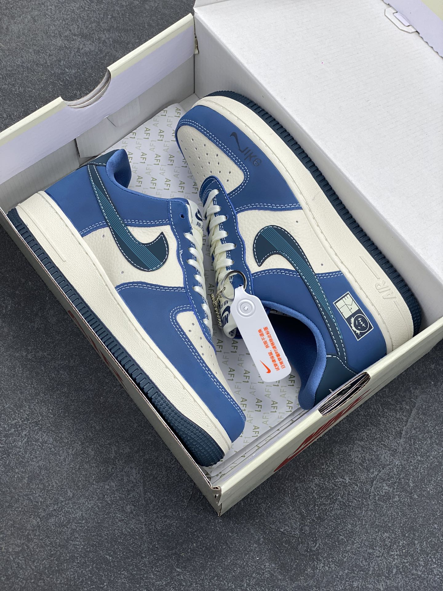 图片[9]-NIke Air Force 1 \’07 Low “NIKE联名——白蓝鬼脸”空军一号 低帮 运动鞋 休闲鞋 折边针车 工艺难度大 原楦头原纸板 原装鞋盒 定制五金配件 内置全掌气垫 原厂鞋底 货号：KK1988-068 尺码：36 36.5 37.5 38 38.5 39 40 40.5 41 42 42.5 43 44 44.5 45-选品中心