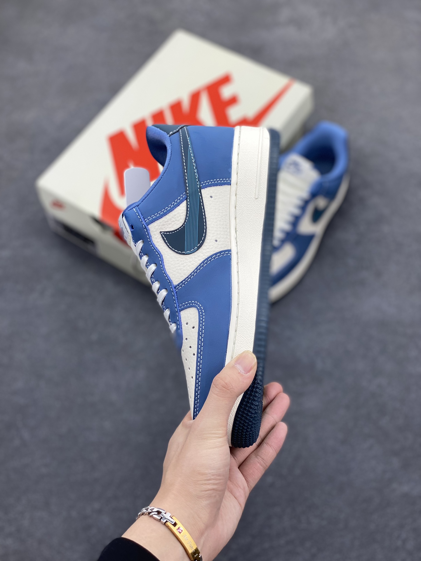 图片[3]-NIke Air Force 1 \’07 Low “NIKE联名——白蓝鬼脸”空军一号 低帮 运动鞋 休闲鞋 折边针车 工艺难度大 原楦头原纸板 原装鞋盒 定制五金配件 内置全掌气垫 原厂鞋底 货号：KK1988-068 尺码：36 36.5 37.5 38 38.5 39 40 40.5 41 42 42.5 43 44 44.5 45-选品中心