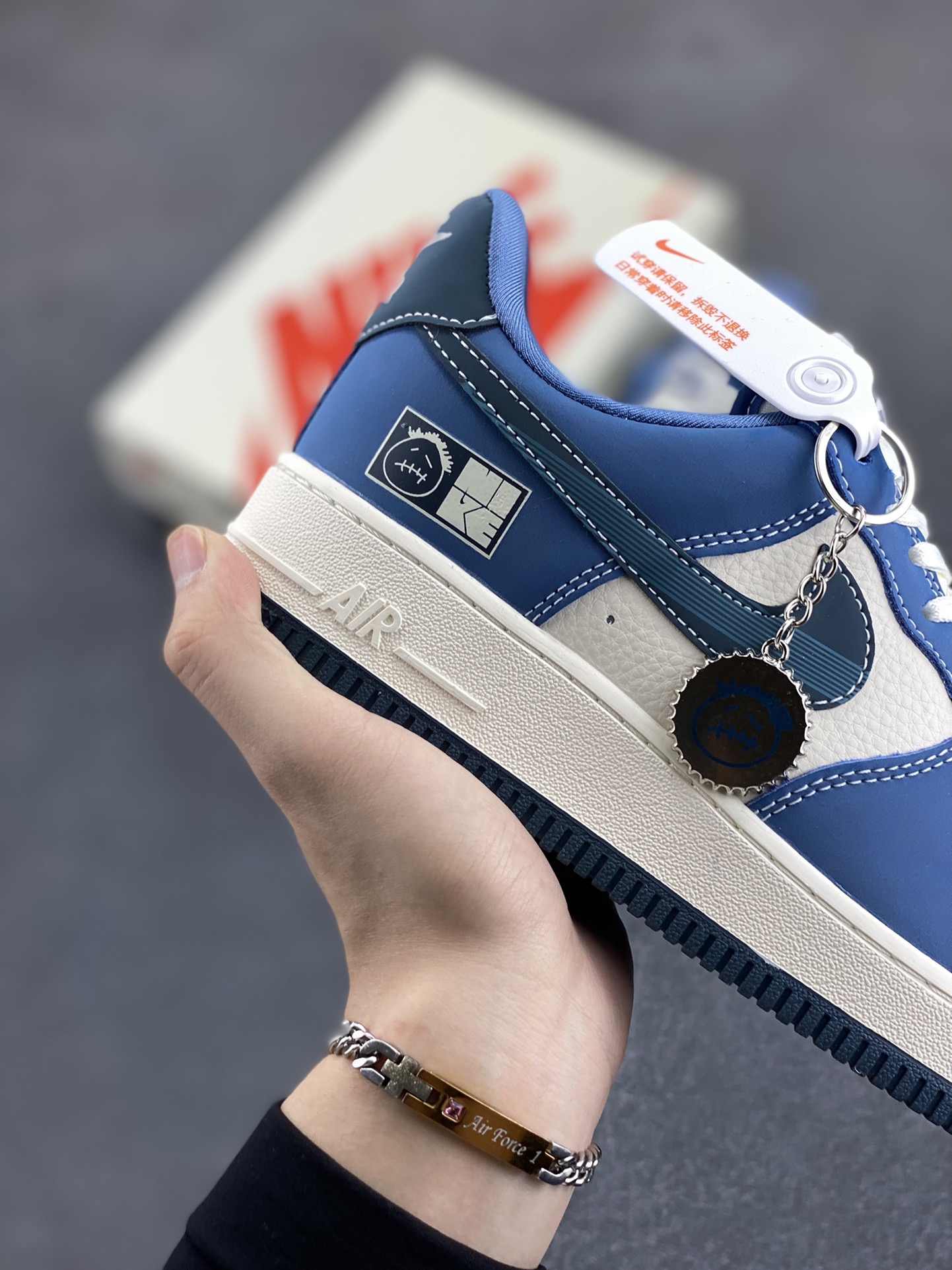 图片[6]-NIke Air Force 1 \’07 Low “NIKE联名——白蓝鬼脸”空军一号 低帮 运动鞋 休闲鞋 折边针车 工艺难度大 原楦头原纸板 原装鞋盒 定制五金配件 内置全掌气垫 原厂鞋底 货号：KK1988-068 尺码：36 36.5 37.5 38 38.5 39 40 40.5 41 42 42.5 43 44 44.5 45-选品中心