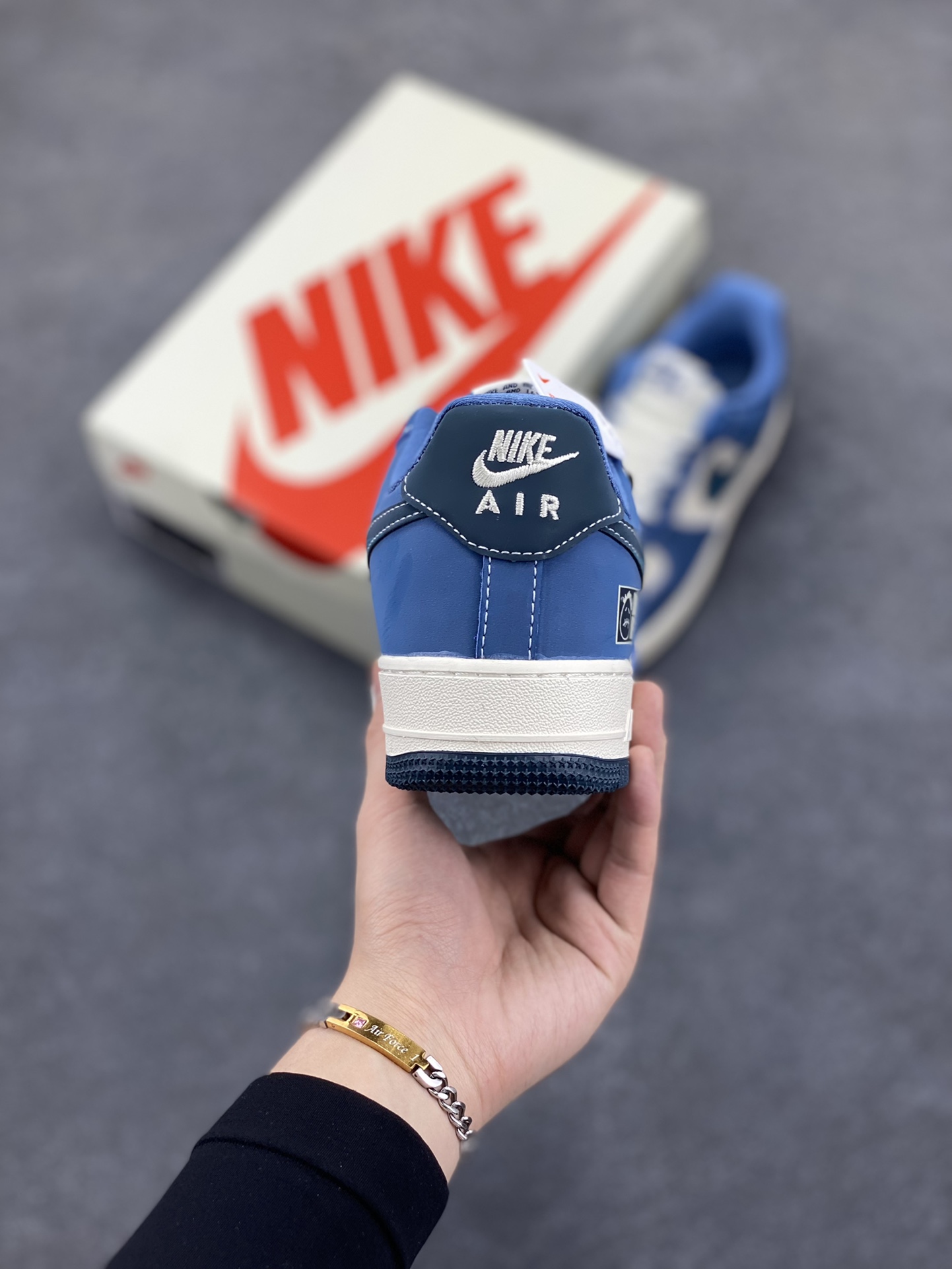 图片[4]-NIke Air Force 1 \’07 Low “NIKE联名——白蓝鬼脸”空军一号 低帮 运动鞋 休闲鞋 折边针车 工艺难度大 原楦头原纸板 原装鞋盒 定制五金配件 内置全掌气垫 原厂鞋底 货号：KK1988-068 尺码：36 36.5 37.5 38 38.5 39 40 40.5 41 42 42.5 43 44 44.5 45-选品中心