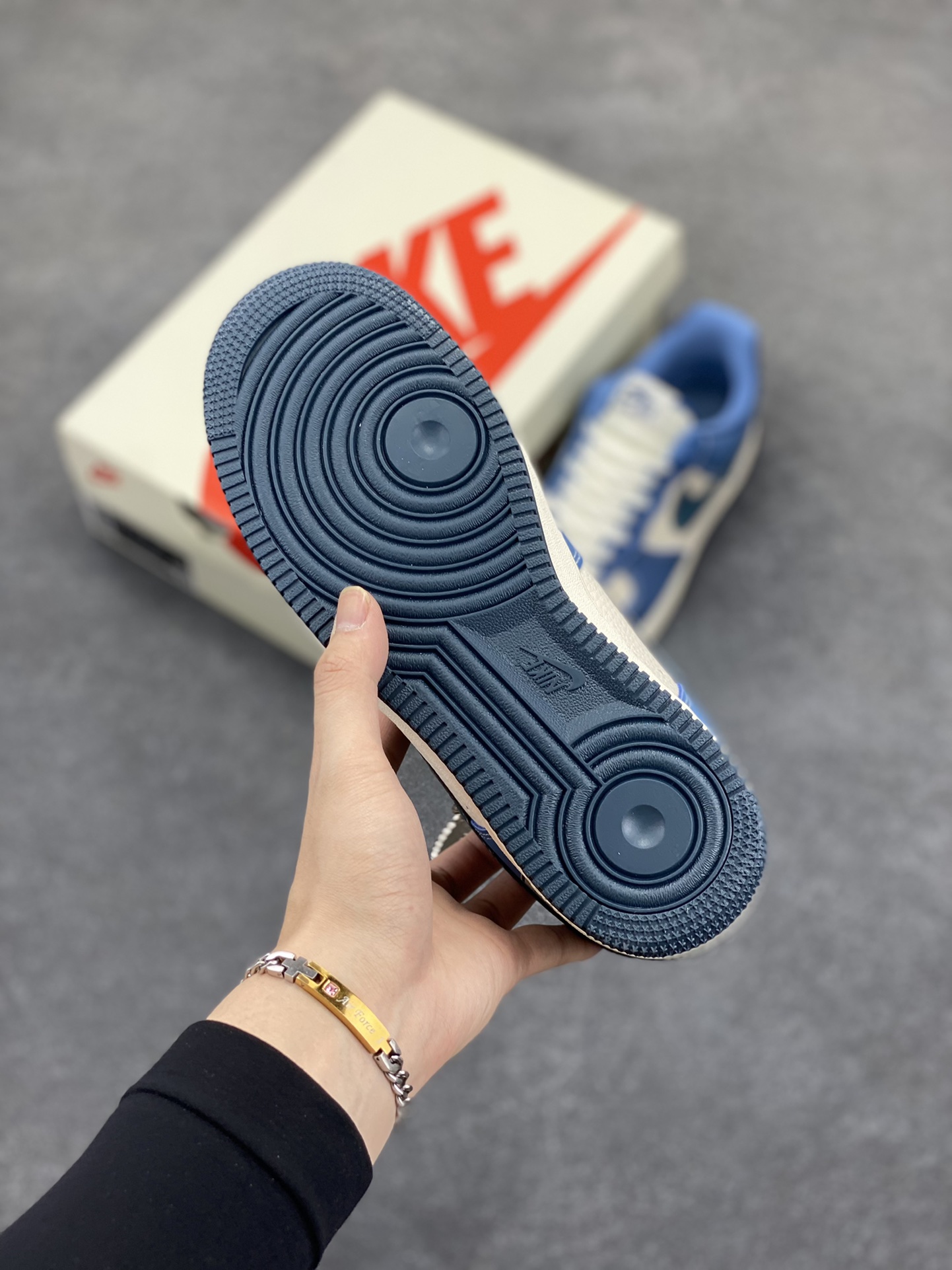 图片[5]-NIke Air Force 1 \’07 Low “NIKE联名——白蓝鬼脸”空军一号 低帮 运动鞋 休闲鞋 折边针车 工艺难度大 原楦头原纸板 原装鞋盒 定制五金配件 内置全掌气垫 原厂鞋底 货号：KK1988-068 尺码：36 36.5 37.5 38 38.5 39 40 40.5 41 42 42.5 43 44 44.5 45-选品中心
