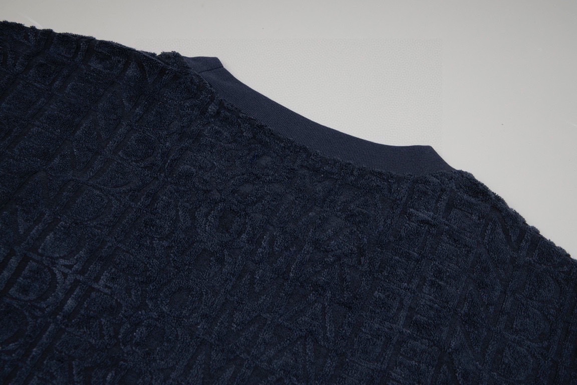 Fashion Alert: MJ Short Sleeves with Classic Logo Pattern and Perfect Details - 图片 6