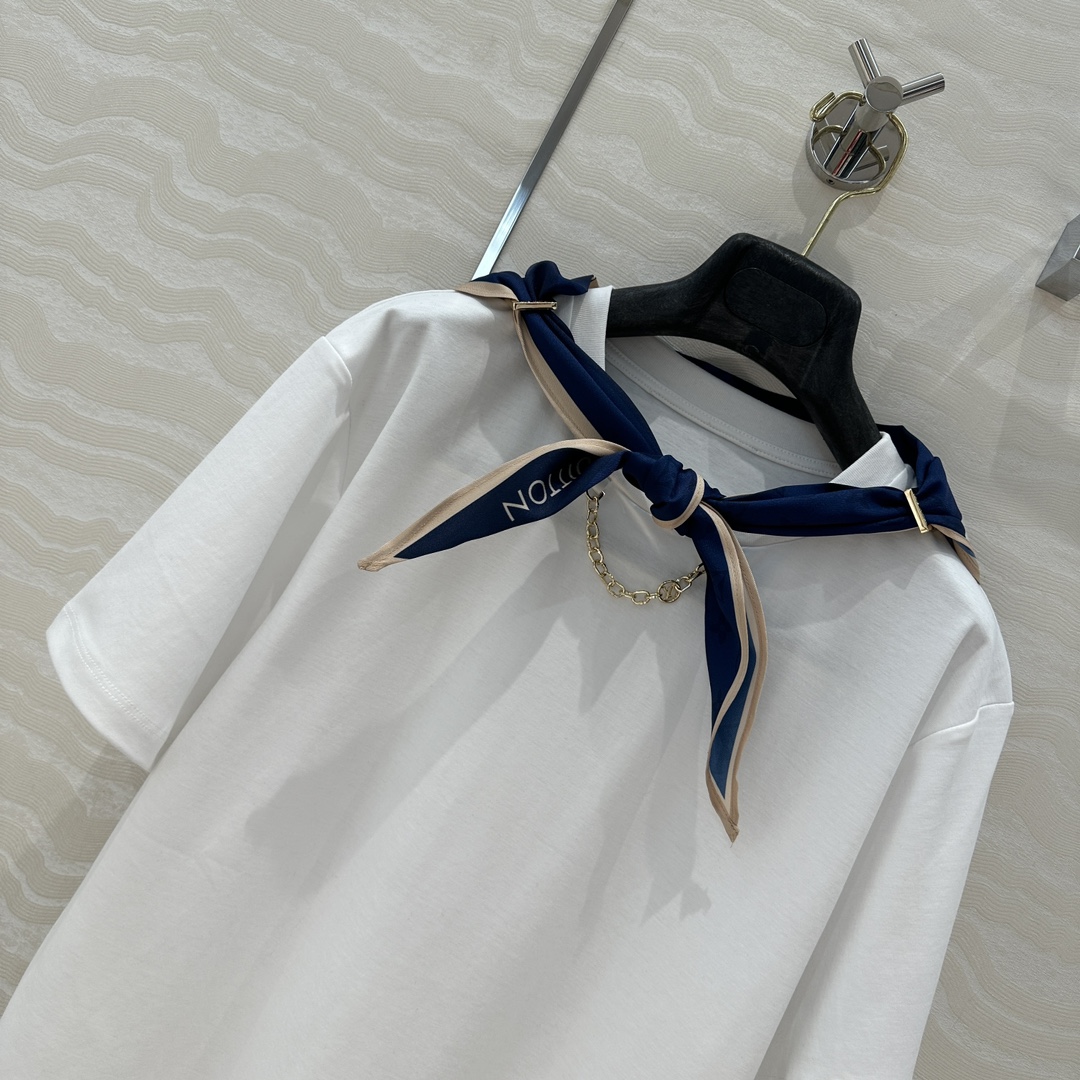 独家首发❤️ 原单品质，by the pool航海度假⛱️系列，高智感穿搭丝巾T恤。取材柔软透气的棉质针