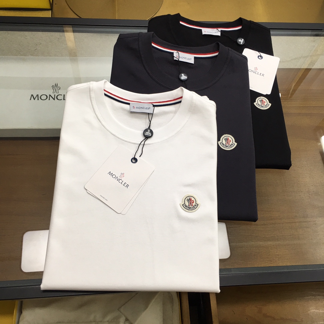 NO:132756,New product [Moncle...] The latest short-sleeved round-neck T-shirt in the first spring and summer counter in 2025, high-end customization, avant-garde and fashionable design!  Brand logo heavy craft design, high-end customized mercerated cloud cotton fabric, soft feel, comfortable to wear, exquisite counter-level car line, fine workmanship, invincible and handsome upper body effect!  A must-have item for handsome men!  Color black white Number M-3XL, christian louboutin, T-shirt,tees, t-shirt,alexander wang19860909新品【Moncle...】 2025春夏首发专柜最新款短袖圆领T恤 高端订制 设计前卫时尚！品牌logo重工艺设计 高端定制丝光云朵棉面料.手感柔软.穿着舒适.专柜级别精致车线.做工精细.上身效果无敌帅气！型男必备单品！ 颜色黑色 白色 码数M-3XL,,christian louboutin,T-shirt,tees，t-shirt,alexander wang,Men's clothing