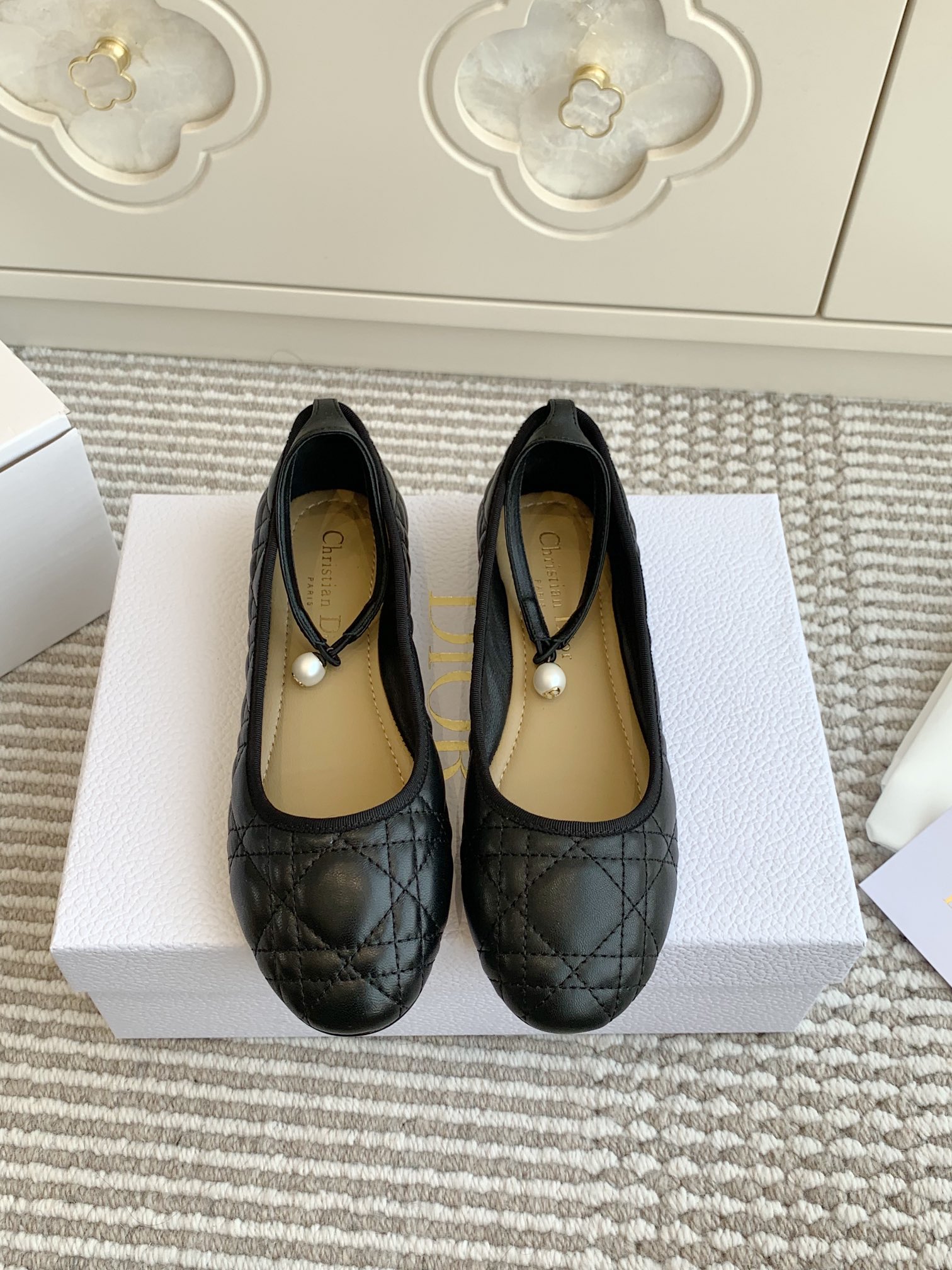 NO:411122,Batch (Original Airplane Box Packaging) Dio…r New diamond pearl flat shoes/ballet shoes/Mary Jane Top quality Classic ballet style with exquisite pearl bows, super cute Upper imported mixed-bred sheepskin/intelligent sheepskin Outsole imported from Italy Size 35-39 (40.41/42 Custom made without return or exchange), single shoes, dior, mary jane, sheepskin, Leather soles19860909批（原版飞机盒包装） Dio…r 新品菱格珍珠平底单鞋/芭蕾舞鞋/玛丽珍 顶级品质 经典的芭蕾舞风搭配精致的珍珠蝴蝶结,超级可爱 鞋面进口混种羊皮/内里混种羊皮 大底意大利进口真皮大底 码数35-39（40.41/42订做不退换）,单鞋,dior,mary jane,sheepskin,Leather soles,Women's Shoes