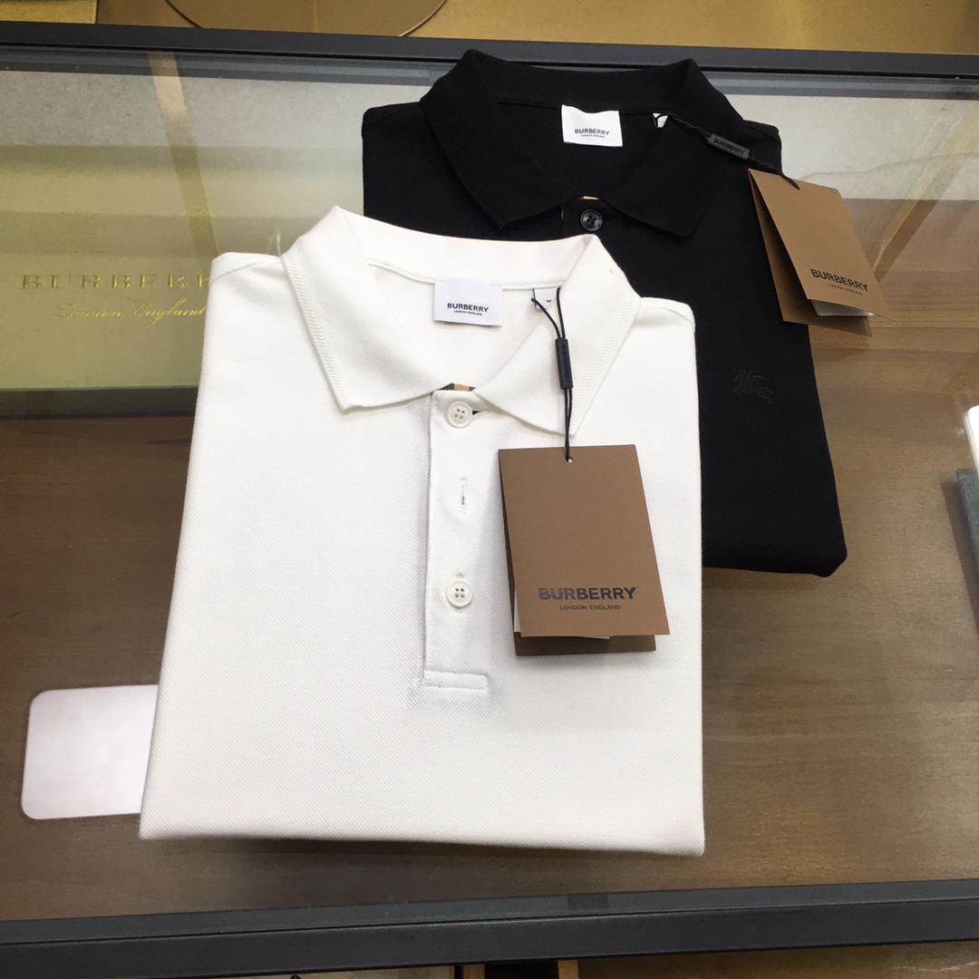 NO:132773,New counter products [Burber...y] S-2xl New spring and summer products in 2025, fashionable POLO/lamb short sleeves, high-end custom versatile styles, anyone can easily control them, full custom fabric craftsmanship, luxurious classic brand logo design on the chest, very high-end, those who understand goods must enter!  The style is perfectly tailored, which shows the aura and highlights the exquisiteness of business men. This is the unique feature, just right slim fit, and the upper body effect is very good!  Counter size S-2XL., burberry, T-shirt, alexander wang19860909专柜新品【Burber...y】S-2xl 2025春夏新品 时尚POLO/翻领短袖 高级定制百搭款式 任何人都可以轻松驾驭 面料全订制工艺 胸前奢华经典品牌logo设计,非常显档次懂货的必须入！版型完美剪裁 非常精致,显气场,又会凸显商务男士的精致,这就是独到之处,恰到好处的修身,上身效果非常赞！专柜尺码S-2XL.,,burberry,T-shirt,alexander wang,Men's clothing