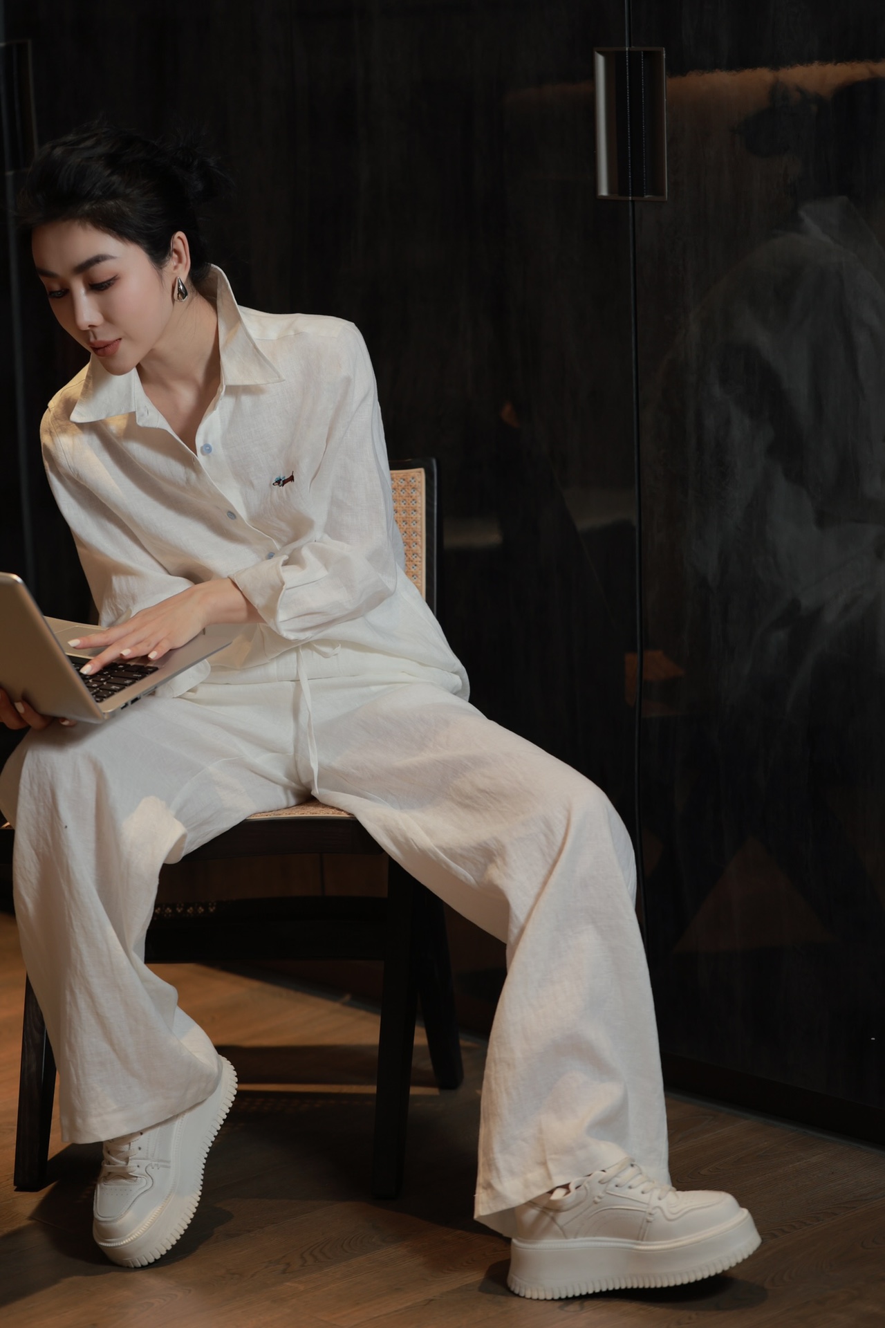 Exquisite Women’s Clothes: Embroidered Details, Unique Buttons, Breathable Fabrics, Vibrant Colors. - 图片 4