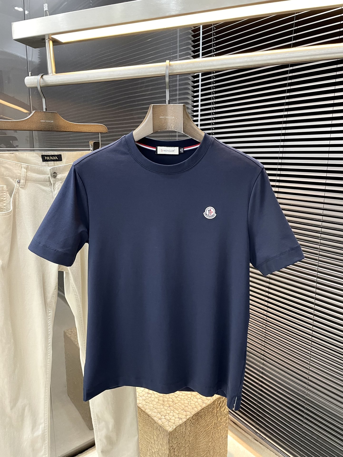 NO:132599,Moncher- (Shirt) series VIP high-end customization, new short-sleeved styles in spring and summer, versatile styles, anyone can easily control the fabric, fully customized, high-quality mercerized cotton fabric, the fabric feels soft, the upper body is comfortable and soft. The simple style is very classy, ​​simple and unique, the style is very exquisite, showing the aura, and it will highlight the exquisiteness of business men!  Size M-3XL, Moncler, T-shirt, alexander wang19860909Moncher-（蒙口）系列 VIP高级定制 春夏季新款短袖 百搭款式 任何人都可以轻松驾驭 面料全订制 高定一等品丝光棉面料 面料手感柔软,上身舒适柔软 简约的款式非常显档次,简约个性时尚,版型剪裁非常精致,显气场,又会凸显商务男士的精致！尺码M-3XL,,Moncler,T-shirt,alexander wang,Men's clothing