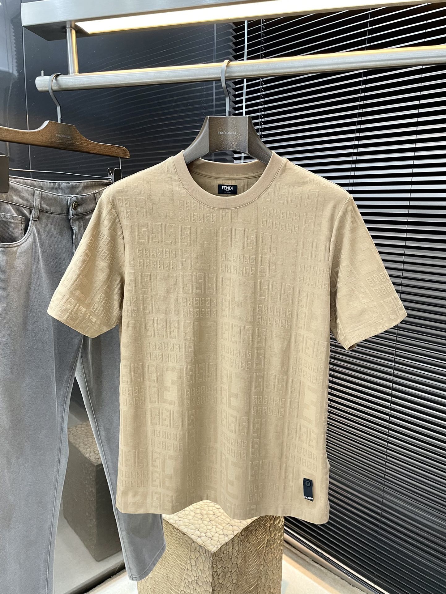 NO:132601,FENDI- (Fendi) series VIP high-end customization, new short-sleeved spring and summer style, versatile style, anyone can easily control the fabric, fully customized, high-quality jacquard fabric, the fabric feels soft, the upper body is comfortable and soft. The simple style is very classy, ​​simple and unique, the style is very exquisite, the cut is very exquisite, showing the aura, and it will highlight the exquisiteness of business men!  Size M-3XL, fendi, fendi, T-shirt, alexander wang19860909FENDI-（芬迪）系列 VIP高级定制 春夏季新款短袖 百搭款式 任何人都可以轻松驾驭 面料全订制 高定一等品提花面料 面料手感柔软,上身舒适柔软 简约的款式非常显档次,简约个性时尚,版型剪裁非常精致,显气场,又会凸显商务男士的精致！尺码M-3XL,,fendi,fendi,T-shirt,alexander wang,Men's clothing