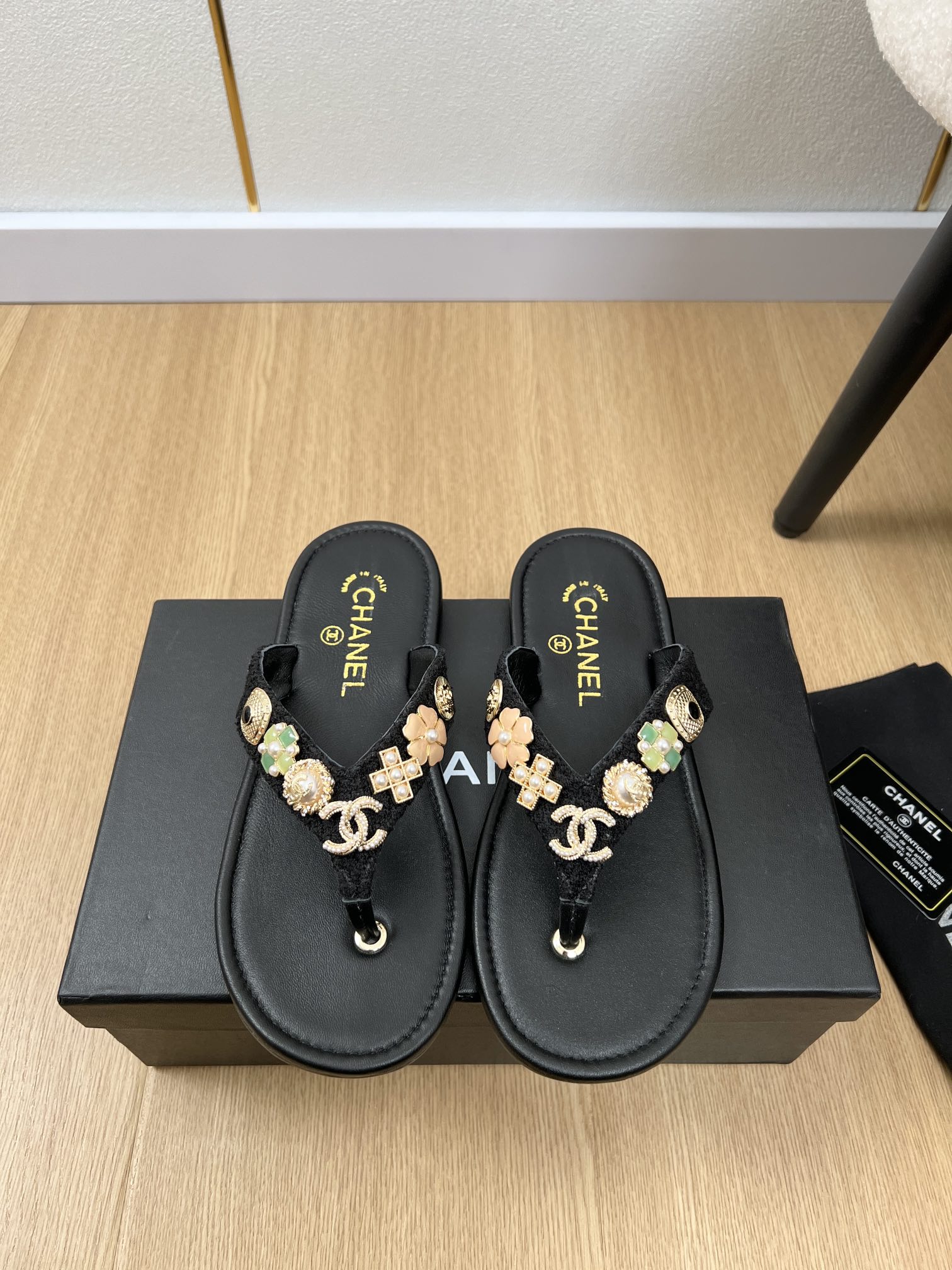 NO:259717,CHANEL Chanel | 2025 Xiaoxiang 2025 Early Spring New Products, New Pearl Double C Flip Flops Series, Love at First Sight, Xiaohongshu is a strong sandal, which looks good no matter how you match it, a must-have for fashionable beauty. Ms. Xiaoxiang loves simple and irresistible/match shows a unique dressing style, free mixing and matching shines in place, and follows the fashionable pace of Grandma Tsuka!  !  !  Exquisite details enlarge the original mold opening hardware buckle Top version purchasing level creation & small person benefits Thick sole Enhanced height Super slim This year's fairy must have fashion items Upper Original imported custom fabric Inner Imported sheepskin Outsole Italian imported genuine leather outsole Outsole Flat sole Size 35-41 (40.41 custom-made non-return and exchange), split-toed shoes, chanel, chanel, sandals, slippers, sheepskin, Leather soles19860909CHANEL香奈儿 | 2025  小香2025早春新品 专柜新款珍珠双C扣人字拖鞋系列 一见钟情 小红书力推款凉鞋,怎么搭配都好看,时髦精必备,小香女士钟爱简约又难以抗拒系/搭配展现与众不同的穿搭风格、自由混搭闪耀到位跟紧香奶奶时尚步伐！！！精致细节放大看原版开模五金扣 顶级版本代购级别打造&小个子的福利 厚底 增高 超级显瘦 今年小仙女♀必备时尚单品 鞋面 原版进口定制面料 内里 进口羊皮 大底 意大利进口真皮大底  大底 平底 码数 35-41（40.41定制不退换）,分趾鞋,chanel,chanel,sandals,slippers,sheepskin,Leather soles,Women's Shoes