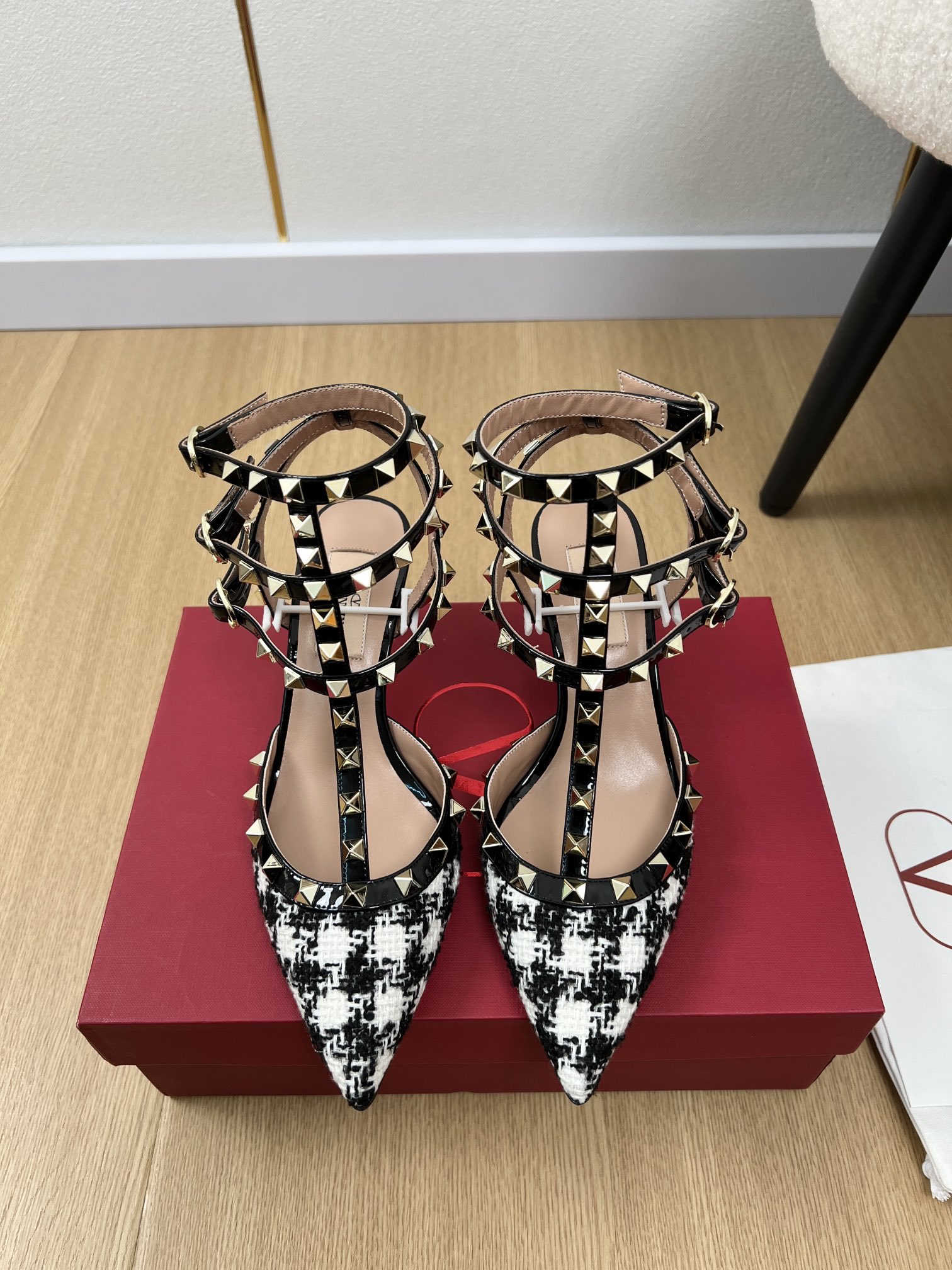 NO:259714,Valentino | 2025 V Home 2025 Early Spring New Products, the latest classic Liudian high heel pointed-toe shoes series, Thai pants are spicy!  A magical artifact. The mid-heel design looks good without being tired. The deep-mouth design combination highlights the brand's unique design style. Luxury and fashionable. Extremely recognizable. The exquisite round head. The side arc is perfect. The taste of the side arc is particularly pure. The celebrity temperament is full of feminineness. The foot feels full. It really needs versatile shoes in summer. It looks good no matter how you match it. The casual and high-end feel is also great. It is fashionable and fashionable. Super beautiful and versatile. The rhinestone matching design perfectly blends the joy of playing and elegance. Wear it and dances happily. The upper imported beef patent leather/sheel tiles   custom fabric. Inner sheepskin footbed sheepskin. Outsole imported Italian leather outsole. Heel height 3 with 6cm/2 with 9.5cm  Size 34-42 (34.40.41.42 customized), high heels sandals, valentino, valentino, sandals, high heels, sheepskin, sheep, Leather soles19860909Valentino 华伦天奴 | 2025 V家2025早春新品 专柜最新经典柳钉高跟尖头鞋系列 泰裤辣！妥妥神器一枚 中跟设计穿上好看又不会累,深口设计搭配彰显了品牌独有的设计风格 奢华时尚 极有辨识度 精致的圆头 侧身弧线完美味儿特别纯正 名媛气质女人味十足,脚感满分夏天真的太需要百搭鞋了,怎么搭配都好看,随意且高级的感觉舒适度也很棒,搭配各种裤子,潮爆了 超好看百搭 水钻搭配设计完美融合在俏皮和优雅问无缝切换的快乐,穿上它跳起欢快的摇摆舞吧 鞋面进口牛漆皮/羊猄 定制面料 内里羊皮 垫脚羊皮 大底意大利进口真皮大底 跟高3带6cm /2带9.5cm 码数34-42（34.40.41.42定制）,高跟鞋凉鞋,valentino,valentino,sandals,high heels,sheepskin,sheep,Leather soles,Women's Shoes