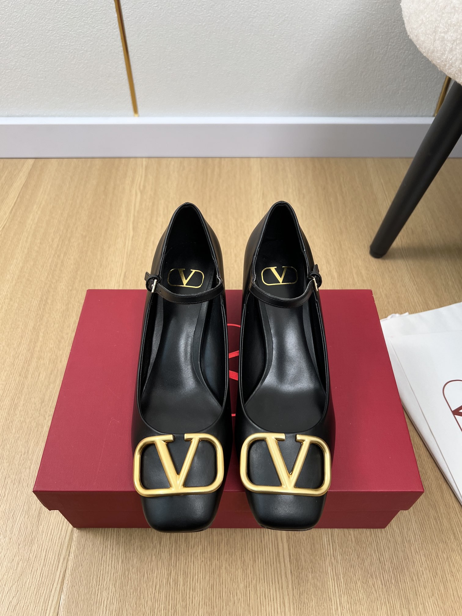 NO:259702,Valentino | V Home Early Spring New Products, the latest classic big V button square head thick heel single shoe series, Thai pants are spicy!  A magical artifact. The mid-heel design looks good without being tired. The deep-mouth design combination highlights the brand's unique design style. Luxury and fashionable. Extremely recognizable. The exquisite round head. The side arc is perfect. The taste of the celebrity is very feminine. The foot feels full of summer. It really needs versatile shoes. It looks good no matter how you match it. The casual and high-end feel is also great. It is fashionable and fashionable. The rhinestone matching design perfectly blends the joy of playing and elegance. Wear it and dances happily. The upper imported cow patent leather/cowhide inner sheepskin footbed sheepskin outsole imported Italian leather outsole heel height 5.5cm  Size 35-42 (customized by 40.41.42), single shoes, valentino, valentino, cowhide, sheepskin, Leather soles19860909Valentino 华伦天奴 | V家早春新品 专柜最新经典大V扣方头粗跟单鞋系列 泰裤辣！妥妥神器一枚 中跟设计穿上好看又不会累,深口设计搭配彰显了品牌独有的设计风格 奢华时尚 极有辨识度 精致的圆头 侧身弧线完美味儿特别纯正 名媛气质女人味十足,脚感满分夏天真的太需要百搭鞋了,怎么搭配都好看,随意且高级的感觉舒适度也很棒,搭配各种裤子,潮爆了 超好看百搭 水钻搭配设计完美融合在俏皮和优雅问无缝切换的快乐,穿上它跳起欢快的摇摆舞吧 鞋面进口牛漆皮/牛皮 内里羊皮 垫脚羊皮 大底意大利进口真皮大底 跟高5.5cm 码数35-42（40.41.42定制）,单鞋,valentino,valentino,cowhide,sheepskin,Leather soles,Women's Shoes