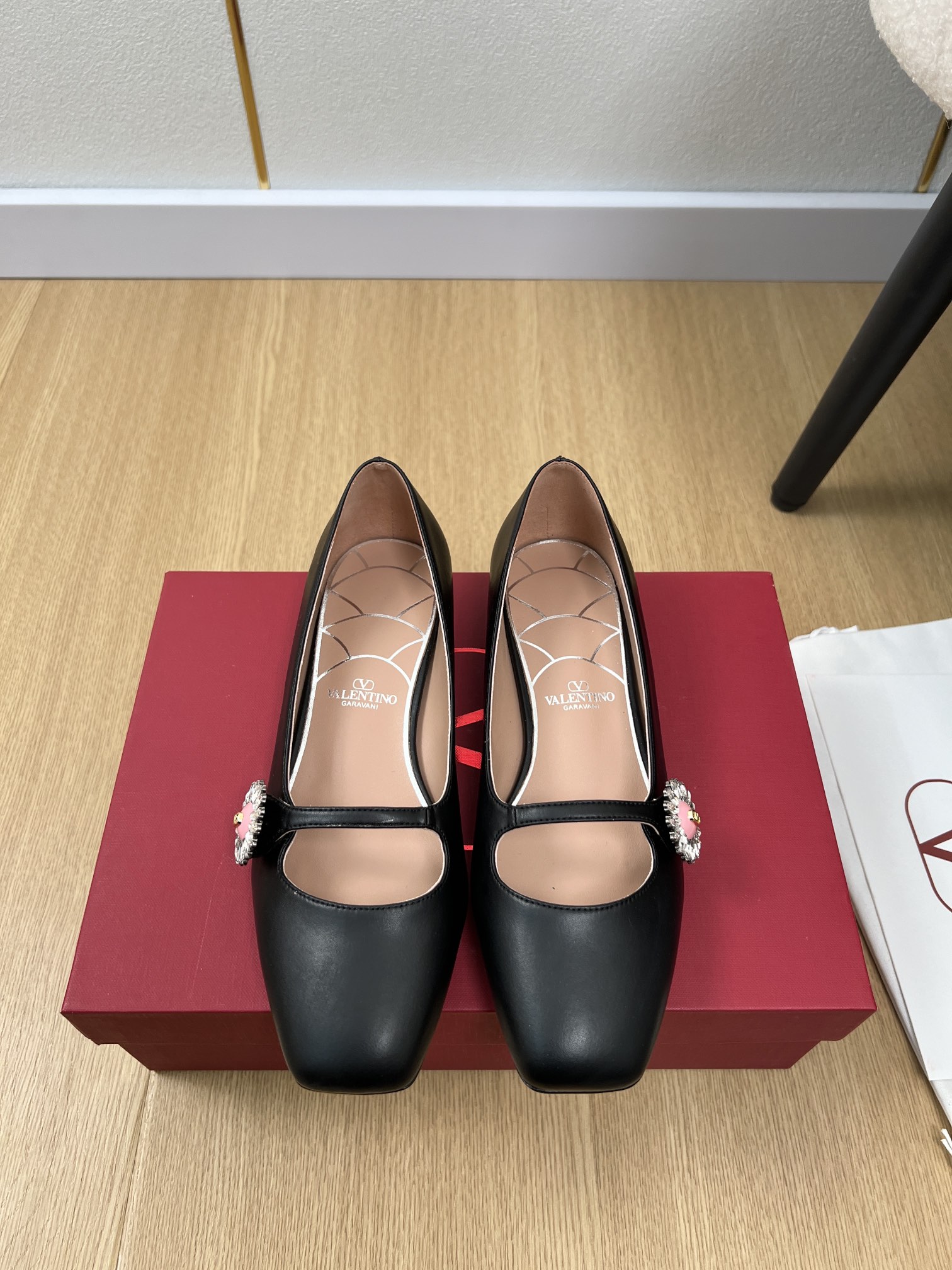 NO:259705,Valentino | V Home Early Spring New Products, the latest classic sun flower diamond button square head single shoe series, Thai pants are spicy!  A magical artifact. The mid-heel design looks good without being tired. The deep-mouth design combination highlights the brand's unique design style. Luxury and fashionable. Extremely recognizable. The exquisite round head. The side arc is perfect. The taste is very pure. The celebrity temperament is full of feminineness. The foot feels full. In summer, I really need versatile shoes. It looks good no matter how you match it. The casual and high-end feel is also great. It is fashionable and fashionable. Super beautiful and versatile. The rhinestone matching design perfectly blends the joy of playfulness and elegance. Wear it and dances happily. Imported cowhide on the upper, inner sheepskin, footbed sheepskin, outsole imported Italian leather outsole. Heel height 2cm. Size 35-42 (40.41.42 customized), single shoes, valentino, valentino, cowhide, sheepskin, Leather soles19860909Valentino 华伦天奴 | V家早春新品 专柜最新经典太阳花钻扣方头单鞋系列 泰裤辣！妥妥神器一枚 中跟设计穿上好看又不会累,深口设计搭配彰显了品牌独有的设计风格 奢华时尚 极有辨识度 精致的圆头 侧身弧线完美味儿特别纯正 名媛气质女人味十足,脚感满分夏天真的太需要百搭鞋了,怎么搭配都好看,随意且高级的感觉舒适度也很棒,搭配各种裤子,潮爆了 超好看百搭 水钻搭配设计完美融合在俏皮和优雅问无缝切换的快乐,穿上它跳起欢快的摇摆舞吧 鞋面进口牛皮 内里羊皮 垫脚羊皮 大底意大利进口真皮大底 跟高2cm 码数35-42（40.41.42定制）,单鞋,valentino,valentino,cowhide,sheepskin,Leather soles,Women's Shoes