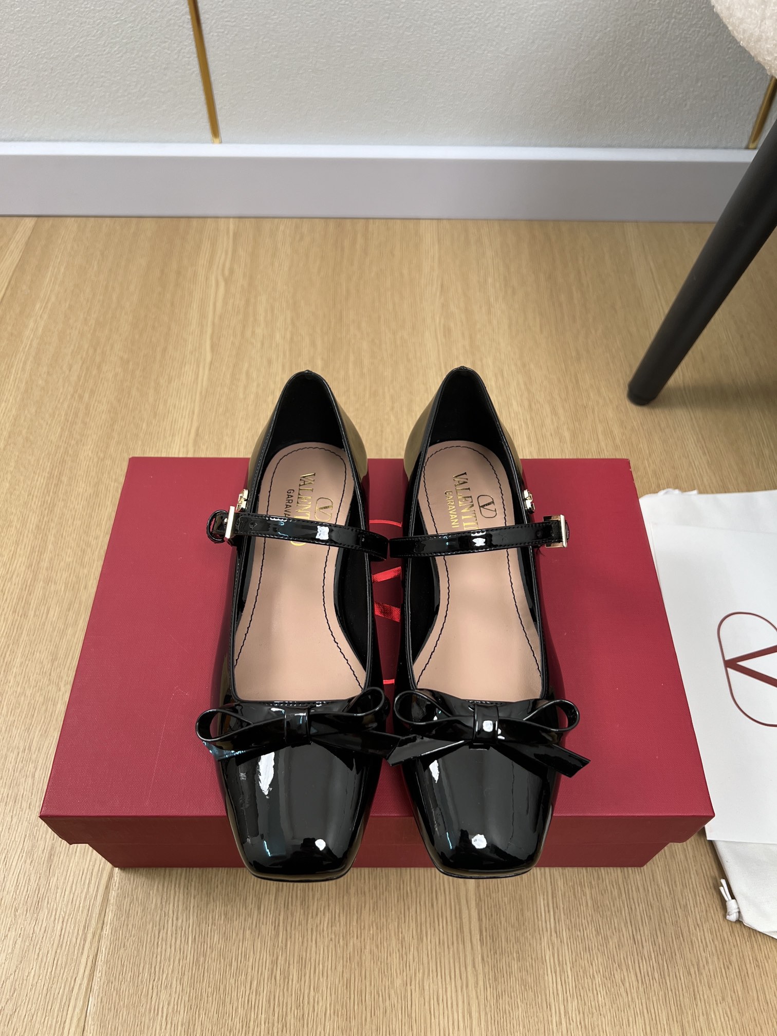 NO:259708,Valentino | V Home Early Spring New Products, the latest classic bow square-toe single shoe series, Thai pants are spicy!  A magical artifact. The mid-heel design looks good without being tired. The deep-mouth design combination highlights the brand's unique design style. Luxury and fashionable. Extremely recognizable. The exquisite round head. The side arc is perfect. The taste is very pure. The celebrity temperament is full of feminineness. The foot feels full. In summer, I really need versatile shoes. It looks good no matter how you match it. The casual and high-end feel is also great. It is fashionable and fashionable. Super beautiful and versatile. The rhinestone matching design perfectly blends the joy of playing and elegance. Wear it and dances happily. The upper imported cow patent leather inner sheepskin footbed sheepskin. Outsole imported Italian leather outsole. Heel height 1cm. Size 35-42 (40.41.42 customized), single shoes, valentino, valentino, sheepskin, Leather soles19860909Valentino 华伦天奴 | V家早春新品 专柜最新经典蝴蝶结方头单鞋系列 泰裤辣！妥妥神器一枚 中跟设计穿上好看又不会累,深口设计搭配彰显了品牌独有的设计风格 奢华时尚 极有辨识度 精致的圆头 侧身弧线完美味儿特别纯正 名媛气质女人味十足,脚感满分夏天真的太需要百搭鞋了,怎么搭配都好看,随意且高级的感觉舒适度也很棒,搭配各种裤子,潮爆了 超好看百搭 水钻搭配设计完美融合在俏皮和优雅问无缝切换的快乐,穿上它跳起欢快的摇摆舞吧 鞋面进口牛漆皮 内里羊皮 垫脚羊皮 大底意大利进口真皮大底 跟高1cm 码数35-42（40.41.42定制）,单鞋,valentino,valentino,sheepskin,Leather soles,Women's Shoes