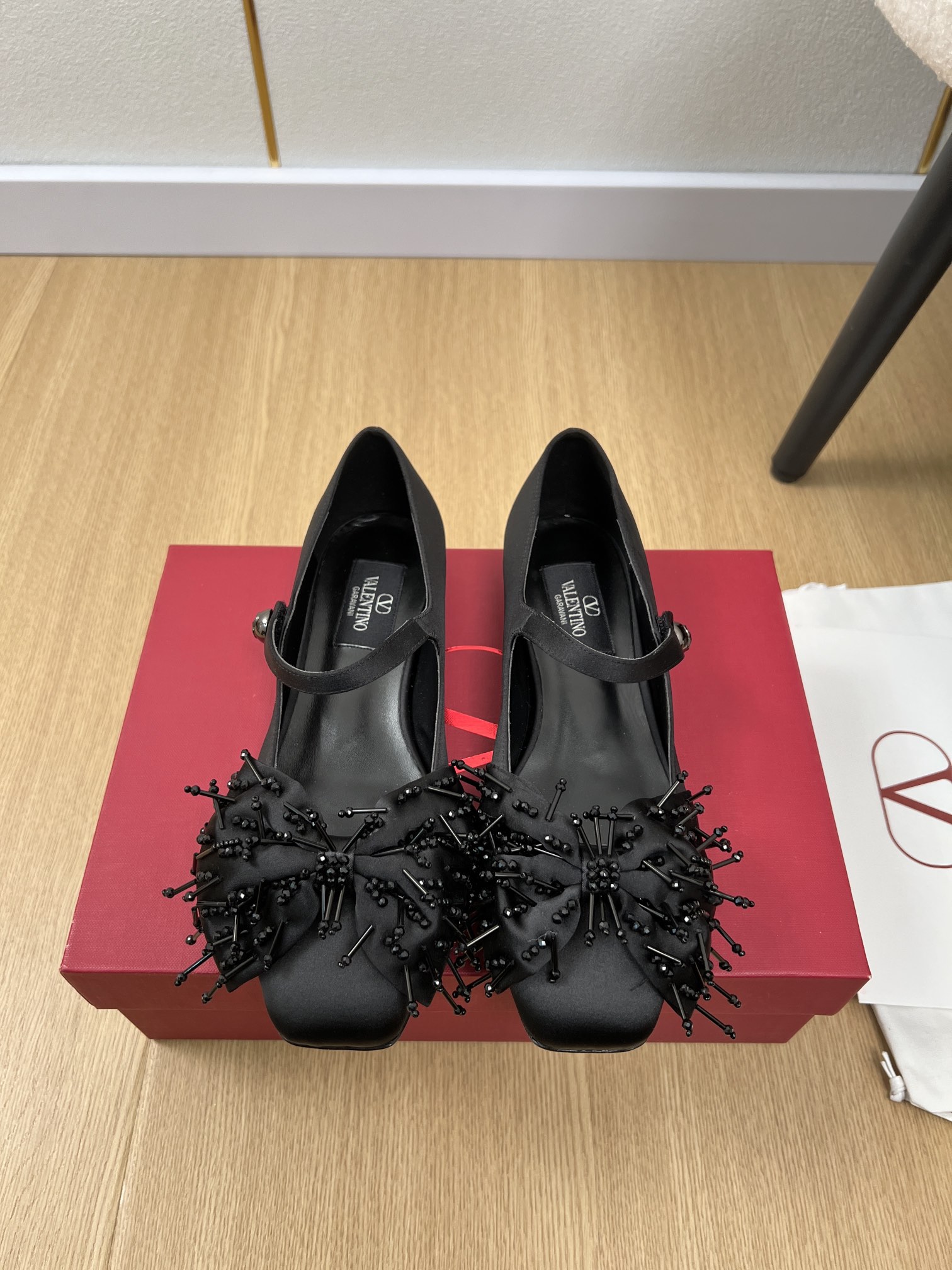 NO:259711,Valentino | V Home Early Spring New Products, the latest classic ballet shoes series in the counter, Thai pants are spicy!  A perfect artifact. The mid-heel design looks good without being tired. The deep-mouth design combination highlights the brand's unique design style. Luxury and fashionable. Extremely recognizable. The exquisite round head. The side arc is perfect. The taste of the side arc is particularly pure. The celebrity temperament is full of feminineness. The foot feels full. It really needs versatile shoes in summer. It looks good no matter how you match it, the casual and high-end feel is also great. It is fashionable and fashionable. The rhinestone matching design perfectly blends the joy of playfulness and elegance. Wear it and dances happily. The upper imported silk/custom fabric. Inner sheepskin. Foot-pad sheepskin. Outsole imported leather outsole. Heel height 2cm. Size 35-42 (40.41.42 customized) glossy  Drill surface 310, single shoes, valentino, valentino, sheepskin, real silk, Leather soles19860909Valentino 华伦天奴 | V家早春新品 专柜最新经典芭蕾舞鞋系列 泰裤辣！妥妥神器一枚 中跟设计穿上好看又不会累,深口设计搭配彰显了品牌独有的设计风格 奢华时尚 极有辨识度 精致的圆头 侧身弧线完美味儿特别纯正 名媛气质女人味十足,脚感满分夏天真的太需要百搭鞋了,怎么搭配都好看,随意且高级的感觉舒适度也很棒,搭配各种裤子,潮爆了 超好看百搭 水钻搭配设计完美融合在俏皮和优雅问无缝切换的快乐,穿上它跳起欢快的摇摆舞吧 鞋面进口真丝/定制面料 内里羊皮 垫脚羊皮 大底意大利进口真皮大底 跟高2cm 码数35-42（40.41.42定制） 光面 钻面310,单鞋,valentino,valentino,sheepskin,real silk,Leather soles,Women's Shoes