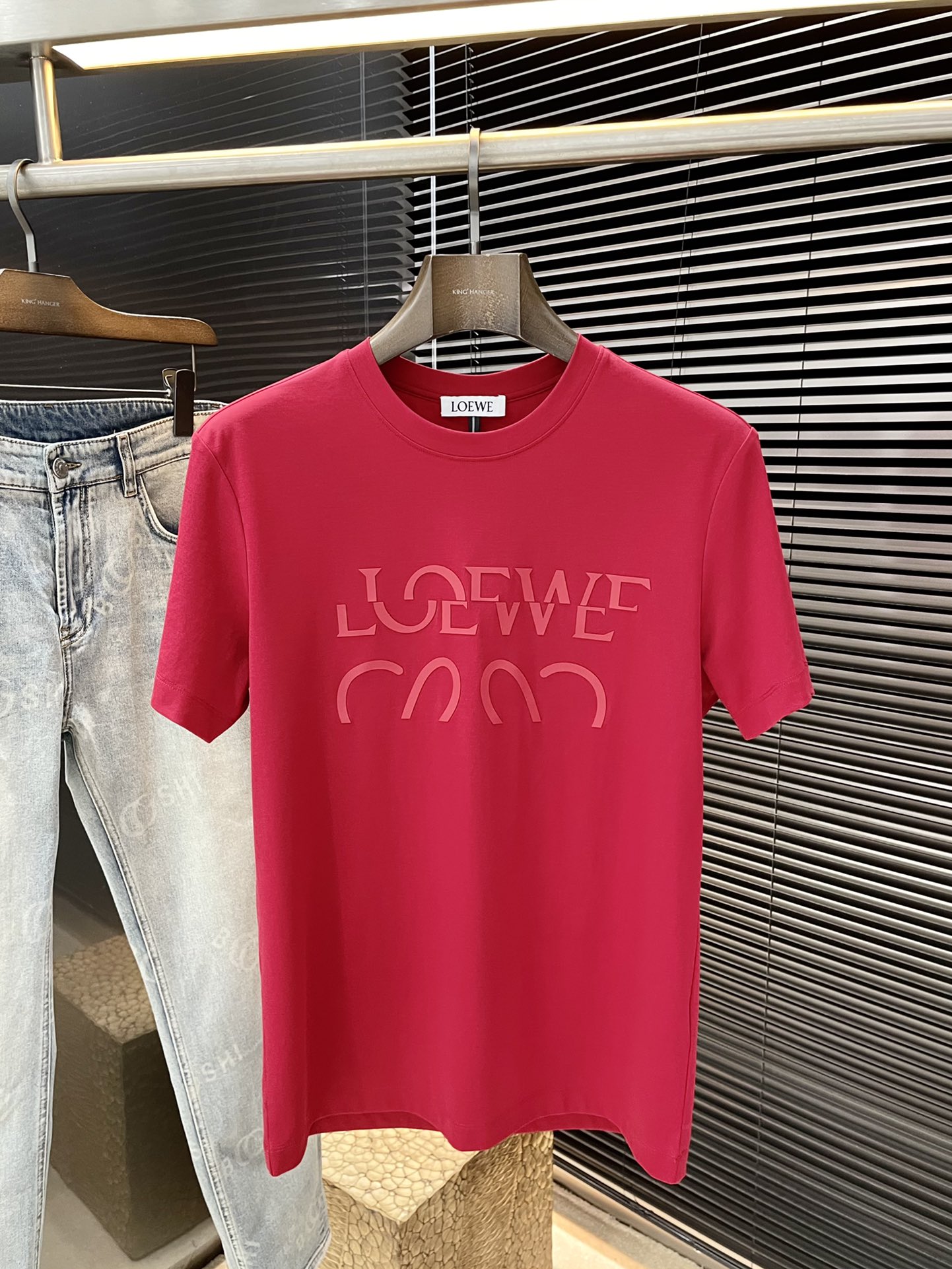 NO:132603,Loewe series VIP high-end customization, new short-sleeved and versatile styles for spring and summer, anyone can easily control the fabric, fully customized, high-quality double-sided silk soft cotton fabric, the fabric feels soft, the upper body is comfortable and soft. The simple style is very classy, ​​simple and unique, the style is very exquisite, the cut is very exquisite, showing the aura, and it will highlight the exquisiteness of business men!  Size M-3XL, loewe, loewe, T-shirt, alexander wang19860909Loewe（罗意威）系列 VIP高级定制 春夏季新款短袖 百搭款式 任何人都可以轻松驾驭 面料全订制 高定一等品双面丝柔棉面料 面料手感柔软,上身舒适柔软 简约的款式非常显档次,简约个性时尚,版型剪裁非常精致,显气场,又会凸显商务男士的精致！尺码M-3XL,,loewe,loewe,T-shirt,alexander wang,Men's clothing