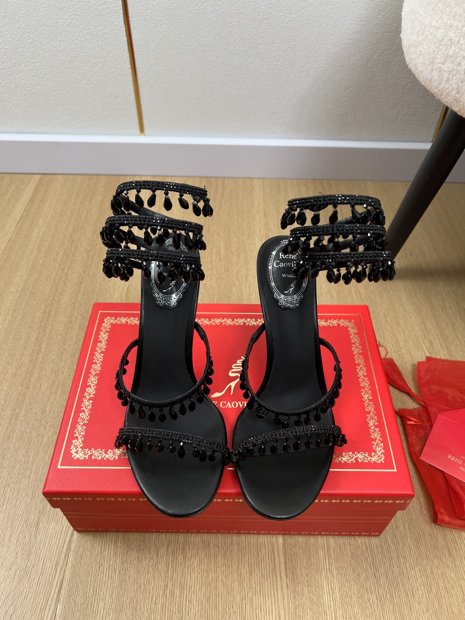 NO:259693,RENE CAOVILLA | RC Home Early Spring New Products The latest classic water drop crystal decoration snake-shaped wrap high heel sandal series RC is a good-looking high heeled shoes crystal lamp snake-shaped strap high heeled shoes women's sandals, always fairy-like snake-shaped laces around the ankles, crystal pendants embellished with exquisite fine diamonds, shining and agile, perfect taste, especially pure, celebrity temperament, full of femininity, foot feeling, really needs versatile shoes in summer, no matter how you match it, it looks good, casual and high-end feeling and comfort is also great, matched with various short skirts, it is very fashionable, super beautiful and versatile, rhinestone matching design perfectly blends the joy of playfulness and elegance, ask for seamless switching, wear it and dance cheerful swing dance, imported silk iron diamonds (water drop crystal decoration) inner sheepskin foot pad sheepskin  Outsole original uniform flash silver leather outsole (gold buckle) heel height 9.5cm size 34-43 (34.40.41.42.43 customized) Packaging counter packaging (with mesh bags, spare diamonds), high heels, rene caovilla, rene caovilla, chanel, sandals, high heels, skirts, shorts, sheepskin, real silk, Leather soles19860909RENE CAOVILLA 芮妮乔薇拉 | RC家早春新品 专柜最新经典款水滴晶饰蛇形缠绕高跟凉鞋系列 RC除了好看一无是处的高跟鞋水晶灯蛇形绑带高跟鞋女士凉鞋,永远仙气十足的蛇形系带环绕足踝,水晶吊坠缀以精致细钻,闪耀灵动盈润完美味儿特别纯正 名媛气质女人味十足,脚感满分夏天真的太需要百搭鞋了,怎么搭配都好看,随意且高级的感觉舒适度也很棒,搭配各种短裤短裙,潮爆了 超好看百搭 水钻搭配设计完美融合在俏皮和优雅问无缝切换的快乐,穿上它跳起欢快的摇摆舞吧 鞋面进口真丝烫钻（水滴晶饰） 内里羊皮 垫脚羊皮 大底原版一致闪银真皮大底（金扣） 跟高9.5cm 码数34-43（34.40.41.42.43定制） 包装专柜包装（配网纱袋、备用钻）,高跟鞋凉鞋,rene caovilla,rene caovilla,chanel,sandals,high heels,skirts,shorts,sheepskin,real silk,Leather soles,Women's Shoes