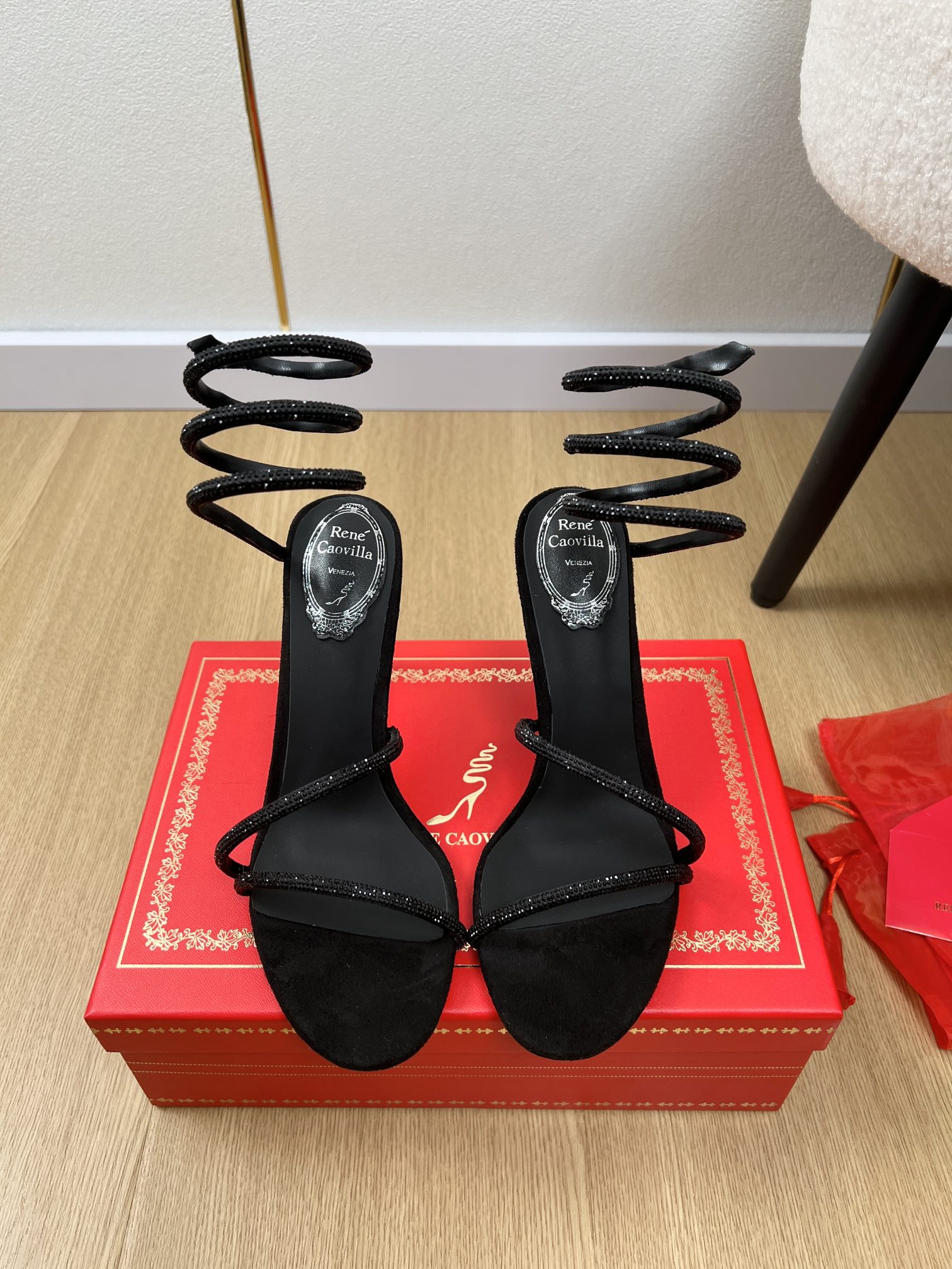 NO:259696,RENE CAOVILLA | RC Home Early Spring New Products The latest classic rhinestone serpentine wrapping high heel sandals series for counters. RC is not only good-looking, but useless, rhinestone serpentine straps, women's sandals, always fairy-like snake-shaped lace-ups, shining, agile, moist and perfect taste, especially pure. The celebrity temperament is full of feminineness, and the foot feel is full of summer. It really needs versatile shoes. It looks good no matter how you match it, and the casual and high-end feeling is also great. It is paired with various shorts and skirts, and it is very fashionable. Super beautiful and versatile. The rhinestone matching design is perfectly integrated into the joy of playfulness and elegance. Wear it and dance a cheerful swing dance. Imported silk iron diamonds on the upper, inner sheepskin footbed sheepskin, original uniform flash silver leather sole (gold buckle) heel height 9.5cm  Size 34-43 (customized by 34.40.41.42.43) Packaging counter packaging (with mesh bags, spare diamonds), high heels, sandals, rene caovilla, rene caovilla, chanel, sandals, high heels, skirts, shorts, sheepskin, real silk, Leather soles19860909RENE CAOVILLA 芮妮乔薇拉 | RC家早春新品 专柜最新经典款水钻蛇形缠绕高跟凉鞋系列 RC除了好看一无是处的高跟鞋水钻蛇形绑带高跟鞋女士凉鞋,永远仙气十足的蛇形系带环绕足踝,闪耀灵动盈润完美味儿特别纯正 名媛气质女人味十足,脚感满分夏天真的太需要百搭鞋了,怎么搭配都好看,随意且高级的感觉舒适度也很棒,搭配各种短裤短裙,潮爆了 超好看百搭 水钻搭配设计完美融合在俏皮和优雅问无缝切换的快乐,穿上它跳起欢快的摇摆舞吧 鞋面进口真丝烫钻 内里羊皮 垫脚羊皮 大底原版一致闪银真皮大底（金扣） 跟高9.5cm 码数34-43（34.40.41.42.43定制） 包装专柜包装（配网纱袋、备用钻）,高跟鞋凉鞋,rene caovilla,rene caovilla,chanel,sandals,high heels,skirts,shorts,sheepskin,real silk,Leather soles,Women's Shoes