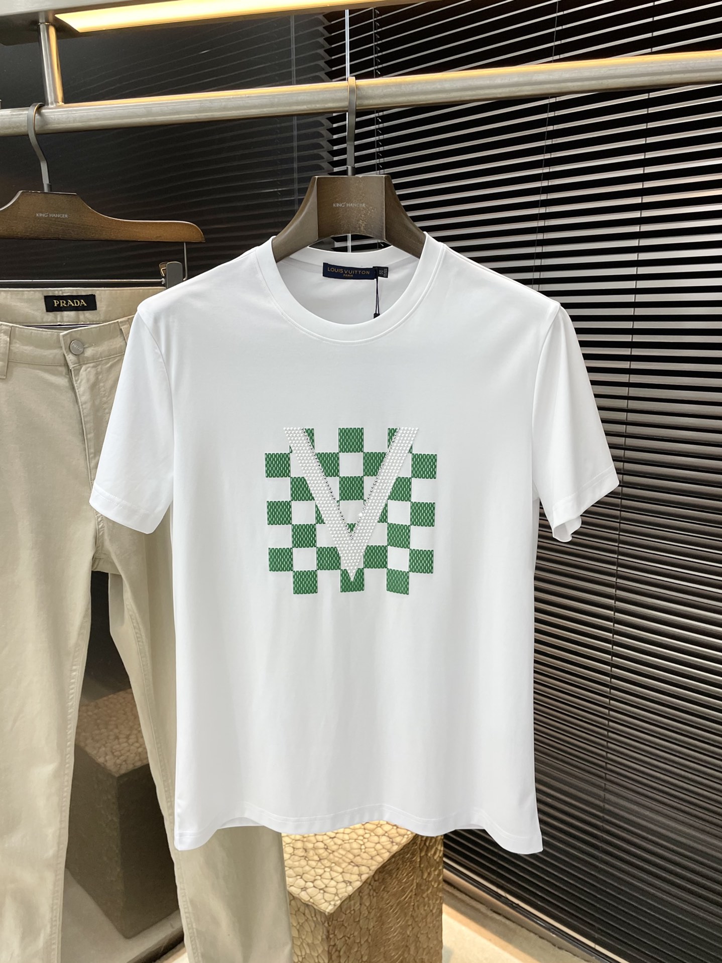 NO:132605,LOUIS VUITTON series VIP high-end customization, new short-sleeved spring and summer style, versatile style, anyone can easily control the fabric, fully customized, high-quality polyester fiber cotton fabric, the fabric feels soft, the upper body is comfortable and soft, the simple style is very classy, ​​simple and unique, the style is very exquisite, the style is very exquisite, showing the aura, and it will highlight the exquisiteness of business men!  Size M-3XL, louis vuitton,louis vuitton,t-shirt,alexander wang19860909LOUIS VUITTON（路易威登）系列 VIP高级定制 春夏季新款短袖 百搭款式 任何人都可以轻松驾驭 面料全订制 高定一等品聚脂纤维棉面料 面料手感柔软,上身舒适柔软 简约的款式非常显档次,简约个性时尚,版型剪裁非常精致,显气场,又会凸显商务男士的精致！尺码M-3XL,,louis vuitton,louis vuitton,T-shirt,alexander wang,Men's clothing