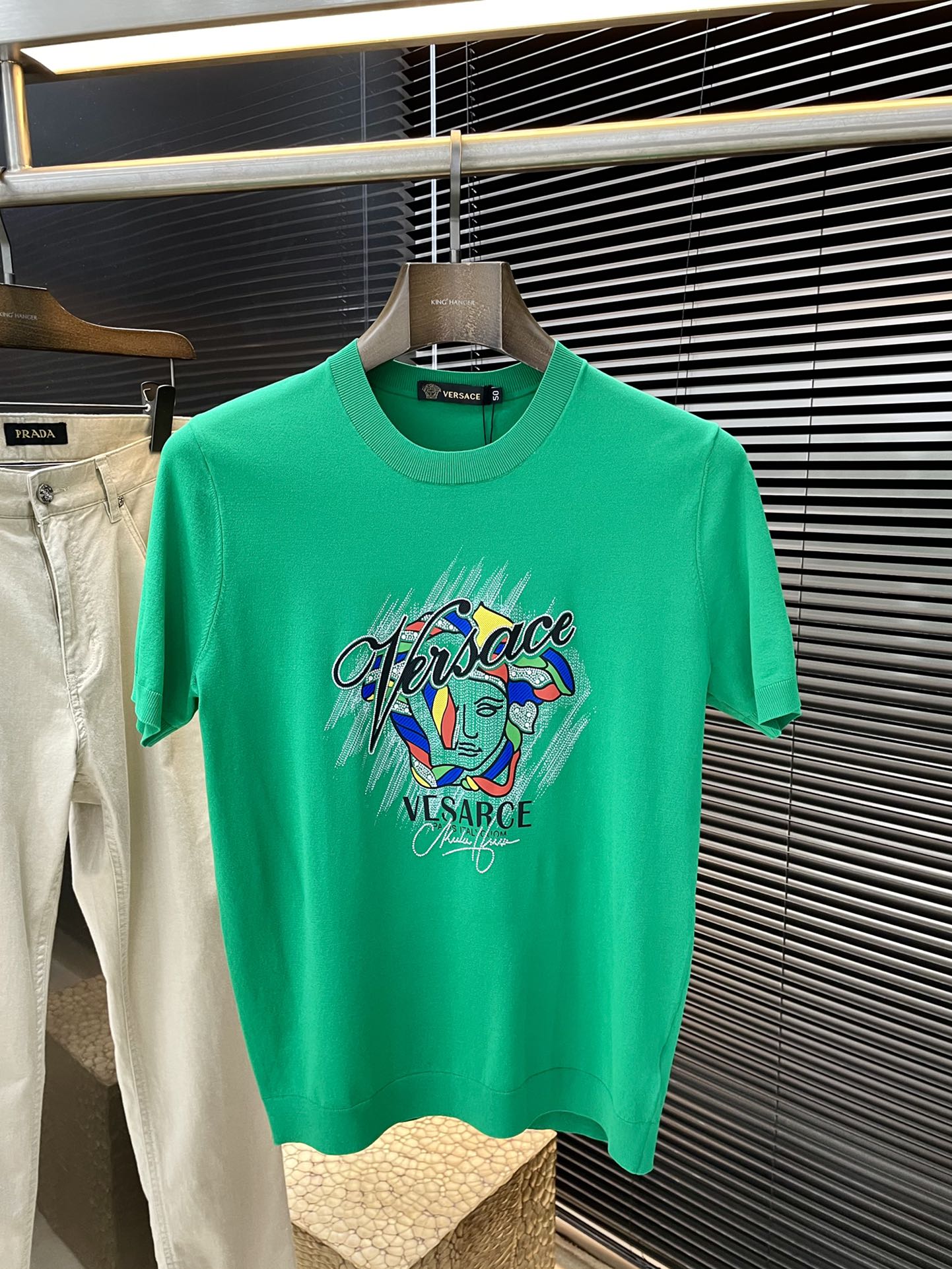 NO:132607,Versace- (Versace) series VIP high-end customization, new short-sleeved spring and summer style, versatile style, anyone can easily control the fabric, fully customized, high-quality mulberry silk Yilite fabric, the fabric feels soft, the upper body is comfortable and soft, the simple style is very classy, ​​simple and unique, the style is very exquisite, the style is very exquisite, and it will highlight the exquisiteness of business men!  Size M-3XL, versace, versace, T-shirt, alexander wang19860909Versace-（范思哲）系列 VIP高级定制 春夏季新款短袖 百搭款式 任何人都可以轻松驾驭 面料全订制 高定一等品桑蚕丝伊力特面料 面料手感柔软,上身舒适柔软 简约的款式非常显档次,简约个性时尚,版型剪裁非常精致,显气场,又会凸显商务男士的精致！尺码M-3XL,,versace,versace,T-shirt,alexander wang,Men's clothing