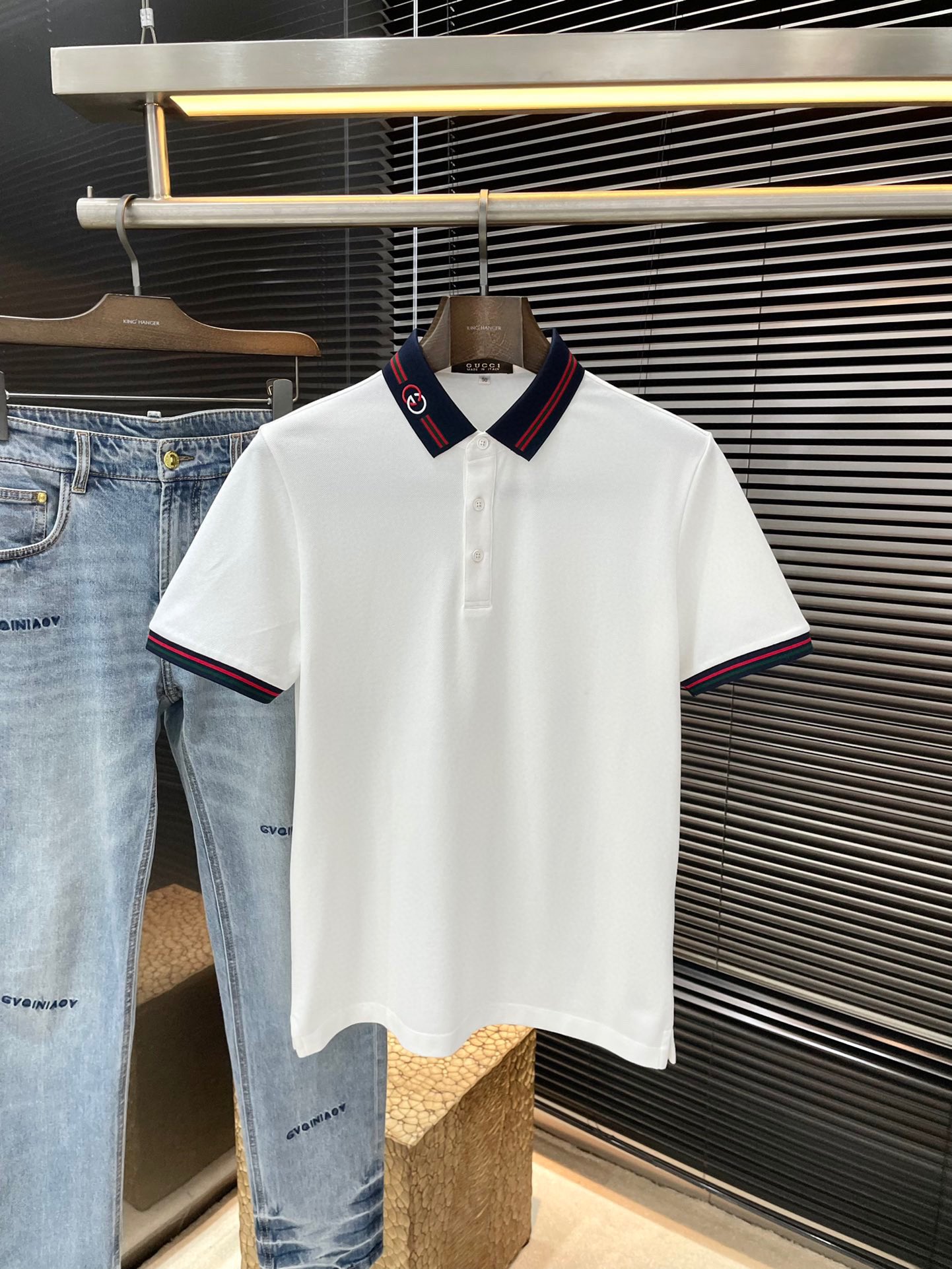 NO:132613,Gucci's latest POLO short-sleeved sleeves in spring and summer are made of the latest cotton fabric, which is resistant to washing and not easy to fade. It has soft touch and soft and comfortable ingredients. Classic design style. Special customization. Simple cutting and splicing reflects the extraordinary craftsmanship of workers and is full of high-end fashion!  The style is quite good and casual and versatile. Size M-3XL, gucci, gucci, T-shirt, alexander wang19860909Gucci（古驰）年春夏最新款POLO短袖,采用最新全棉面料,耐水洗不易掉色,手感柔软、成分柔软舒适 经典设计风格 特殊定制 简单的裁剪方式拼接,体现出工人不凡的工艺,高端时尚感十足！版型相当赞休闲百搭款.尺码M-3XL,,gucci,gucci,T-shirt,alexander wang,Men's clothing