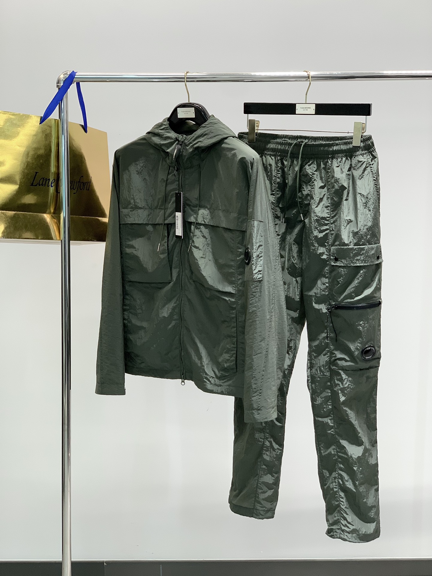 NO:133776,Clothes, pants P, C.P.Company Italian fashion brand, the latest spring product, the originator of CP Italian functional trendy brands, the counter is available at the same time, original orders, fashionable and casual suits, imported original fabrics, top-level printed craft letter pattern logo, extremely high-end, counters are in appearance, and the upper body is fashionable and handsome!  4 colors recommended, code number M-2XL, alexander wang19860909衣服,裤子P,C.P.Company 意大利时尚品牌,春季最新品,CP意大利机能潮牌鼻祖,专柜同步有售,原单狠货,时尚休闲套装,采用进口原版面料,顶级印花工艺字母图案logo,档次极高,专柜卖相,上身时尚帅气！4色推荐,码数M-2XL,,alexander wang,Men's clothing