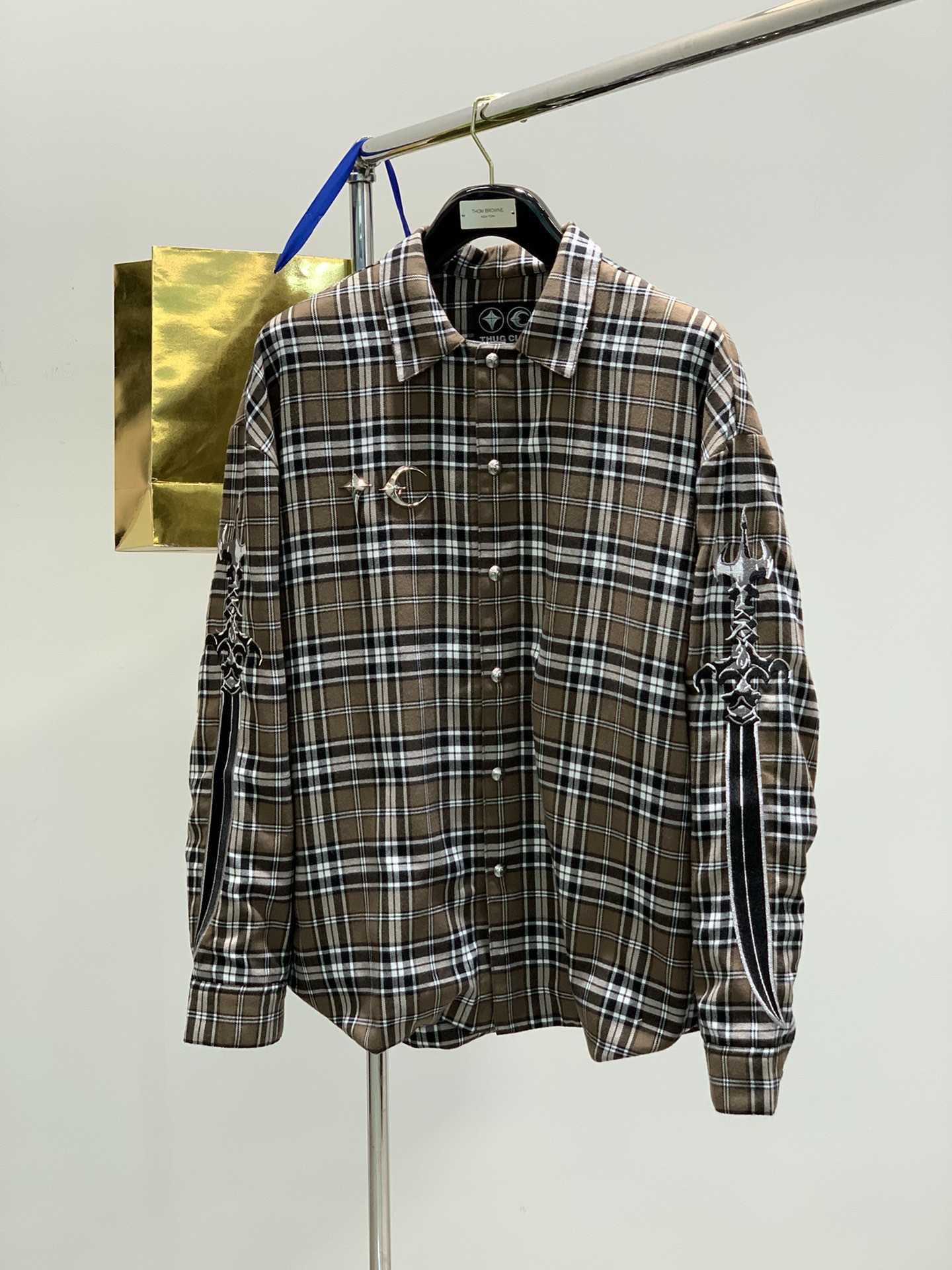 NO:133766,,THUG CLUB, the latest spring model, available at the counter at the same time, original single product, fashionable and casual lapel jacket, very distinctive on the upper body!  Eye-catching and highlighted, imported original fabric, top-grade embroidery craft letter pattern decoration logo, original hardware and accessories decoration, simple but not lacking in fashion, classic and atmospheric, comfortable and breathable, handsome and stylish on the upper body, 3 colors recommended, 1-4, christian louboutin, jackets & coats, alexander wang19860909,THUG CLUB,春季最新款,专柜同步有售,原单狠货,时尚休闲翻领外套,上身很有特点！吸睛而有亮点,进口原版面料,顶级刺绣工艺字母图案装饰Logo,原版五金辅料装饰,简单而不失时尚,经典大气,舒适透气,上身帅气有型,3色推荐,码数1-4,,christian louboutin,jackets & coats,alexander wang,Men's clothing