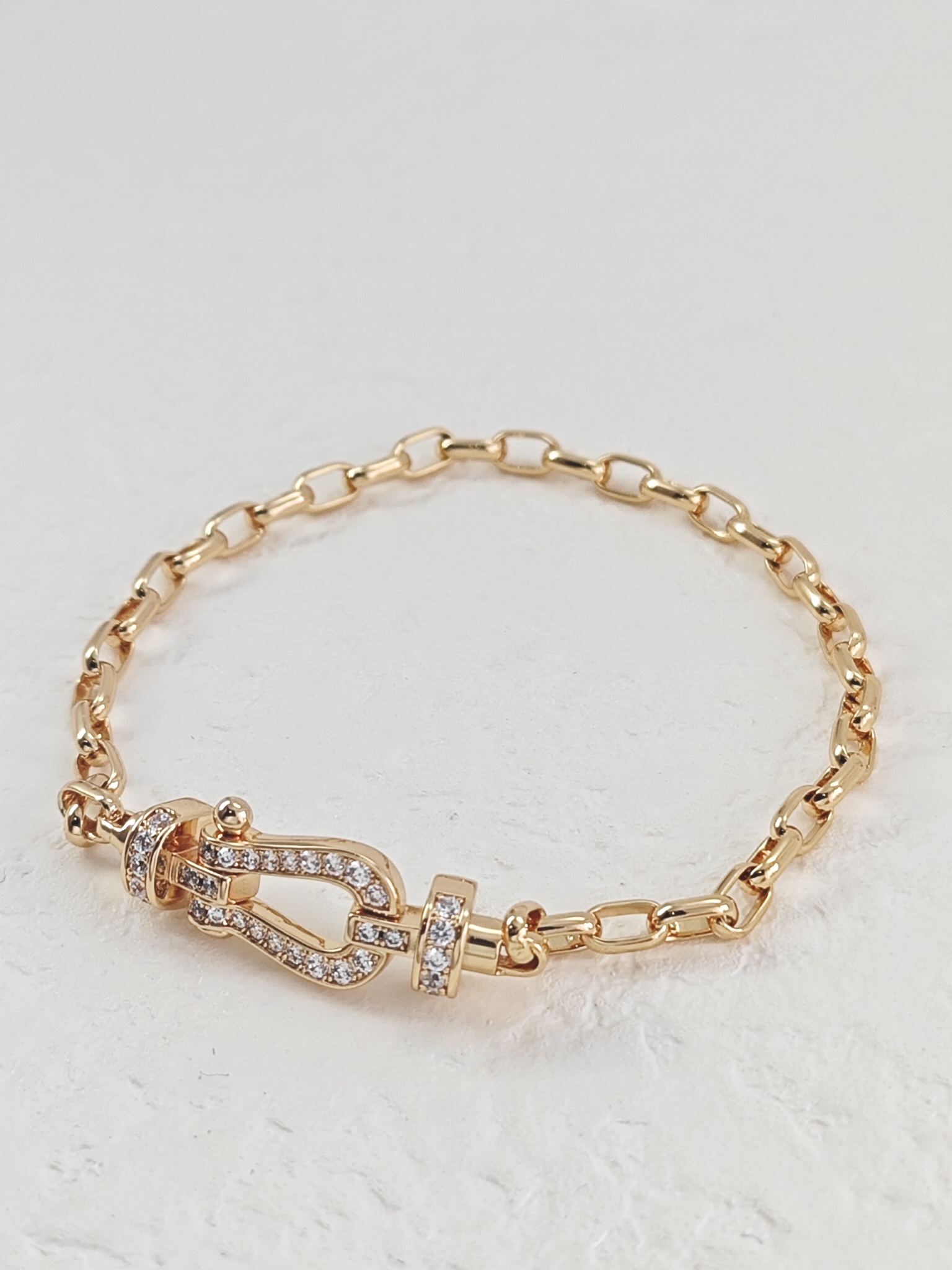 NO:766933,Fred's small rose gold full diamond bracelet (customized model) Fred's force10 series of nautical buckles have a very handsome design. The blingbling chain buckle is very shiny. The details are very well done! It is a very cost-effective one and the chance of collision is also very low. The texture is impeccable and the diamonds of high quality sparkle in the sunlight. It is simple yet luxurious. The horseshoe buckle is fully set with diamonds. What's more interesting is that you can change the chain and replace it with your favorite chain. It is worth buying!  ,Ferret bracelet,bracelet19860909费雷德 小号玫瑰金满钻手链 (定制款) Fred的force10这个系列航海扣的设计很帅气~blingbling的链扣非常闪.细节做得非常好!性价比很高的一款~撞款几率也是很低,质感无可挑剔,质品高钻石,闪闪发光在光阳下闪耀无比,单简又不失奢华,马蹄扣全镶钻石,更有趣的事还能更换链条可以换上自己喜欢的链条,值得入！,费雷手链,bracelet,Jewelry