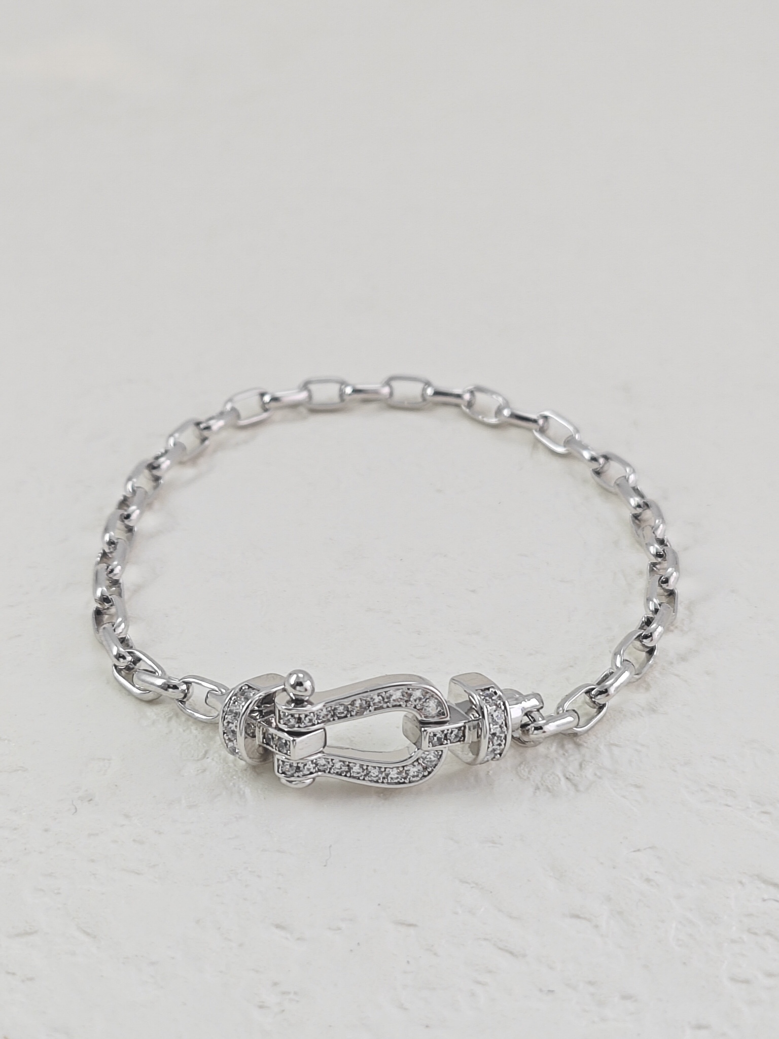 NO:766922,Fred's small platinum full diamond bracelet (customized model) Fred's force10 series of nautical buckles have a very handsome design. The blingbling chain buckle is very shiny. The details are very well done! It is a very cost-effective one and the chance of collision is also very low. The texture is impeccable and the diamonds of high quality sparkle in the sunlight. It is simple yet luxurious. The horseshoe buckle is fully set with diamonds. What's more interesting is that you can change the chain and replace it with your favorite chain. It is worth buying!  ,Ferret bracelet,bracelet19860909费雷德 小号白金满钻手链 (定制款) Fred的force10这个系列航海扣的设计很帅气~blingbling的链扣非常闪.细节做得非常好!性价比很高的一款~撞款几率也是很低,质感无可挑剔,质品高钻石,闪闪发光在光阳下闪耀无比,单简又不失奢华,马蹄扣全镶钻石,更有趣的事还能更换链条可以换上自己喜欢的链条,值得入！,费雷手链,bracelet,Jewelry