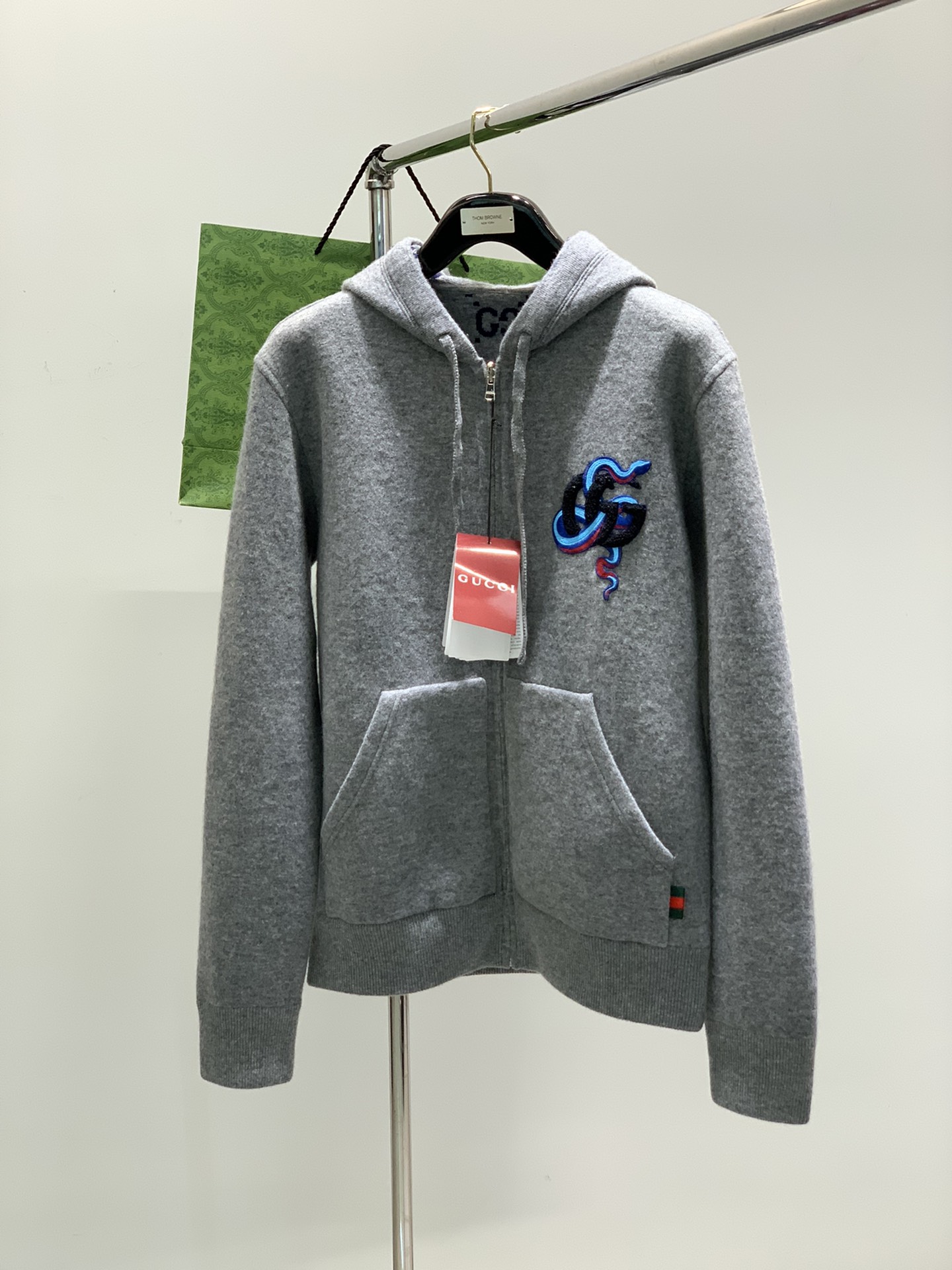 NO:133764,,Gucci, the latest spring model, available at the counter at the same time, original single product, fashionable and casual hooded knitted cardigan sweater on both sides, the upper body is very distinctive!  Eye-catching and highlighted, imported original fabric, top-grade embroidery craft letter pattern decoration logo, original hardware and auxiliary materials decoration, simple but not lacking in fashion, classic and atmospheric, comfortable and breathable, handsome and stylish on the upper body, S-XL, gucci, gucci, sweaters, hats, alexander wang19860909,Gucci 古驰,春季最新款,专柜同步有售,原单狠货,时尚休闲连帽两面穿针织开衫毛衣,上身很有特点！吸睛而有亮点,进口原版面料,顶级刺绣工艺字母图案装饰Logo,原版五金辅料装饰,简单而不失时尚,经典大气,舒适透气,上身帅气有型,码数S-XL,,gucci,gucci,sweaters,hats,alexander wang,Men's clothing