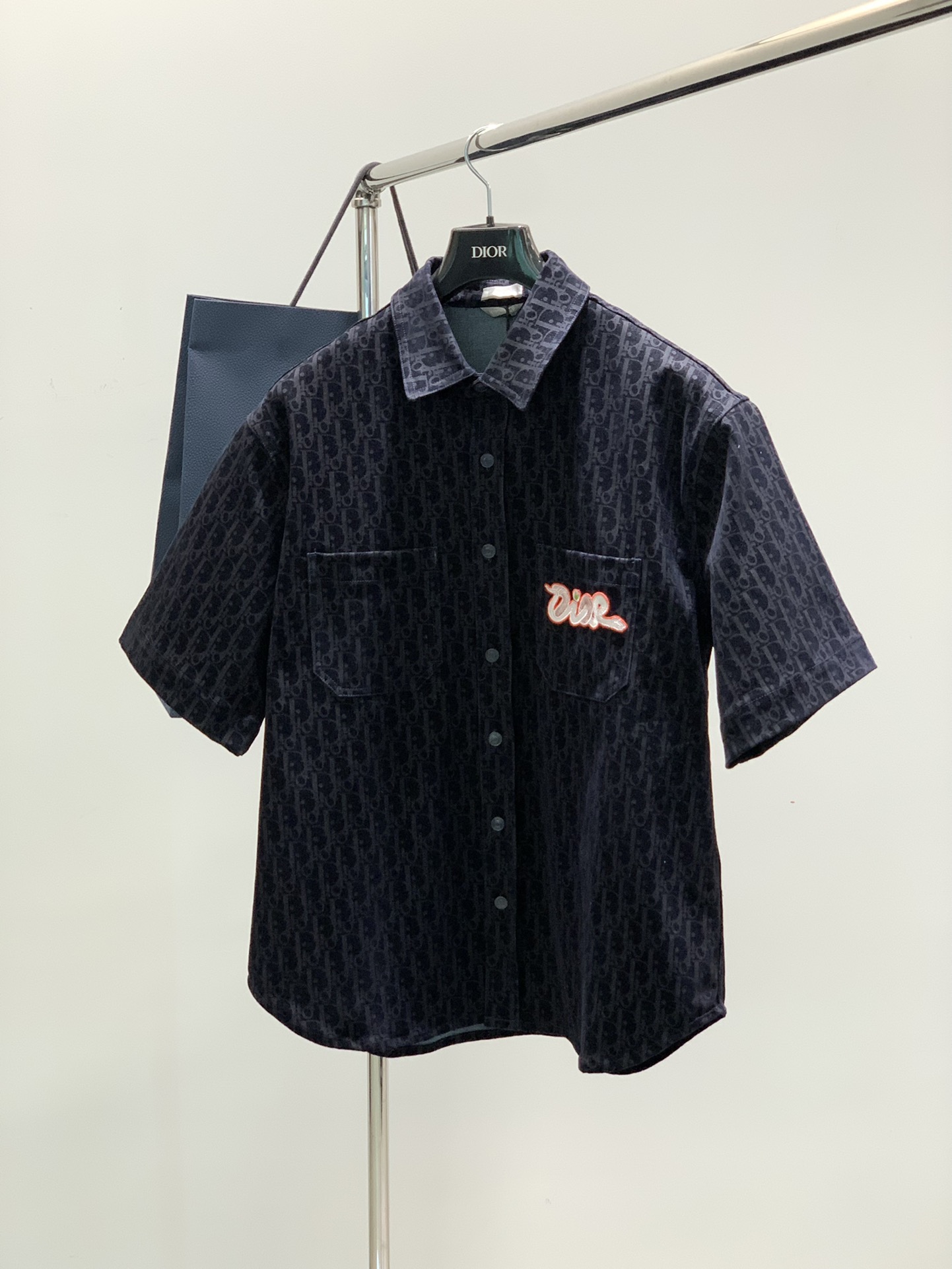 NO:133762,Clothes, shorts P, Dior, new spring and summer products, available at the same time for counters, simple and fashionable short-sleeved suits, original imported fabrics, comfortable and breathable, top-grade embroidery craft letter pattern logo, original hardware accessories, extremely high-end, unique design, fashionable and handsome on the upper body!  S-XL, dior, dior, shorts, T-shirt, alexander wang19860909衣服,短裤P,Dior 迪奥, 春夏新品,专柜同步有售,简约时尚短袖套装,原版进口面料,舒适透气,顶级刺绣工艺字母图案logo,原版五金辅料,档次极高,独特设计,上身时尚帅气！码数S-XL,,dior,dior,shorts,T-shirt,alexander wang,Men's clothing