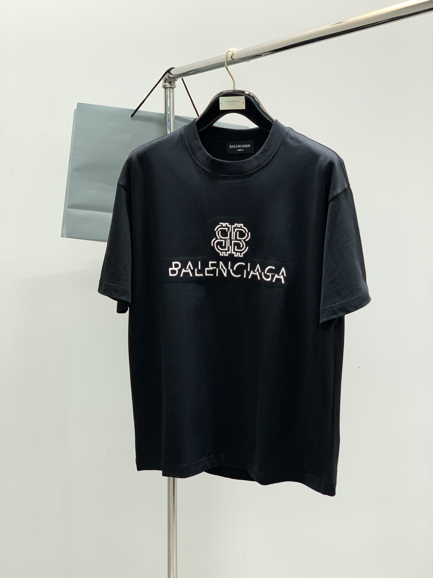 NO:133775,,Balenciaga Balenciaga, the latest summer season, the counter is available at the same time, original singles, hot fashion casual round neck short-sleeved T-shirt, imported original fabric, unique design, top-grade embroidery craft letter pattern decoration logo, simple and fashionable, handsome upper body, complete three standards, 2 colors recommended, S-XL, ,balenciaga, balenciaga, T-shirt,tees, t-shirt,alexander wang19860909,Balenciaga 巴黎世家,夏季季最新款,专柜同步有售,原单狠货,爆款时尚休闲圆领短袖T恤,进口原版面料,独特设计,顶级刺绣工艺字母图案装饰logo,简约时尚 ,上身帅气,三标齐全,2色推荐,码数S-XL,,balenciaga,balenciaga,T-shirt,tees，t-shirt,alexander wang,Men's clothing